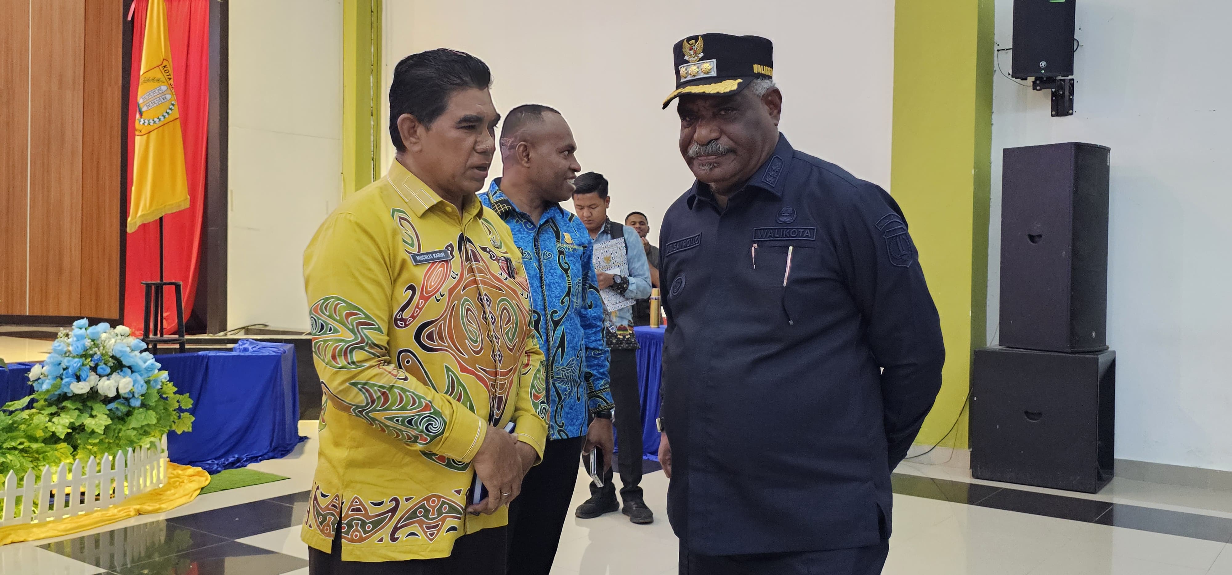 Wali Kota Jayapura, Abisai Rollo saat berbincang dengan Plt.Sekda, Muchlis Karim disela-sela giat Musrenbang di Kantor Wali Kota Jayapura, Kamis (12/3/2026). (CEPOSONLINE.COM/HANS PALEN).