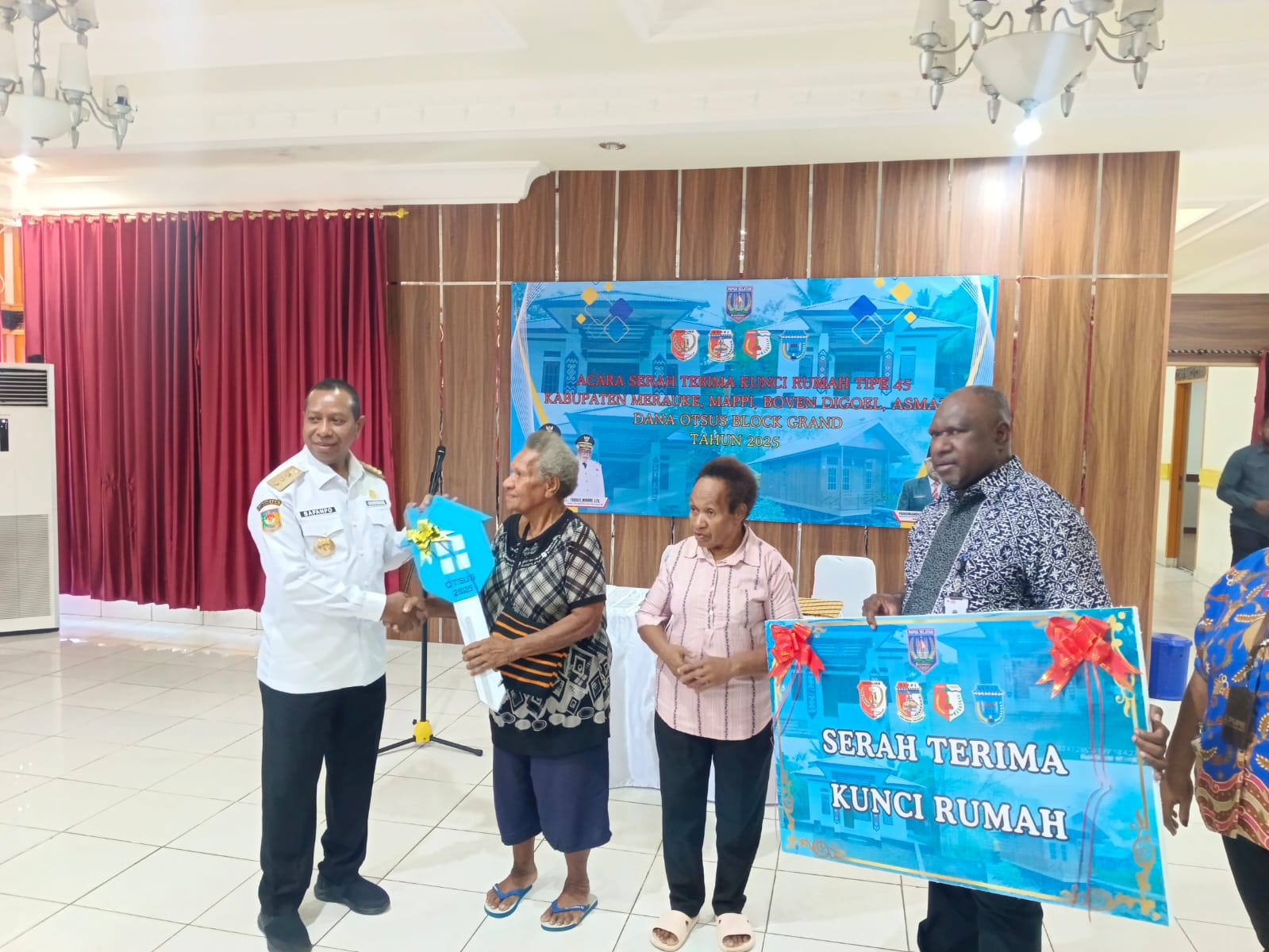 Gubernur Papua Selatan Apolo Safanpo dan Kepala Bidang Perumahan Rakyat Dinas PUPR Papua Selatan Fransiskus Ciwe menyerahkan kunci rumah secara simbolis kepada 64 penerima bantuan rumah tipe 45, Jumat