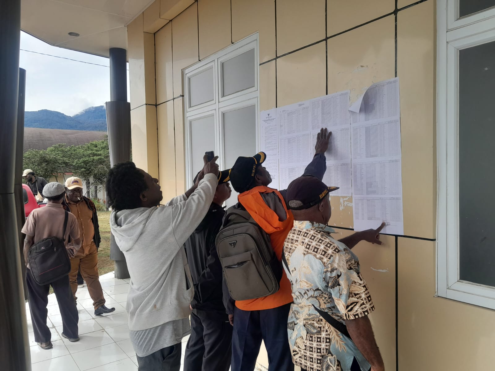 Para peserta saat melihat hasil SKB CPNS Formasi 2024 Kabupaten Tolikara yang diumumkan di Kantor BPSDM Tolikara di Igari,Kamis (12/3/2026).  (Ceposonline.com/Dosmkomdigi Tolikara)