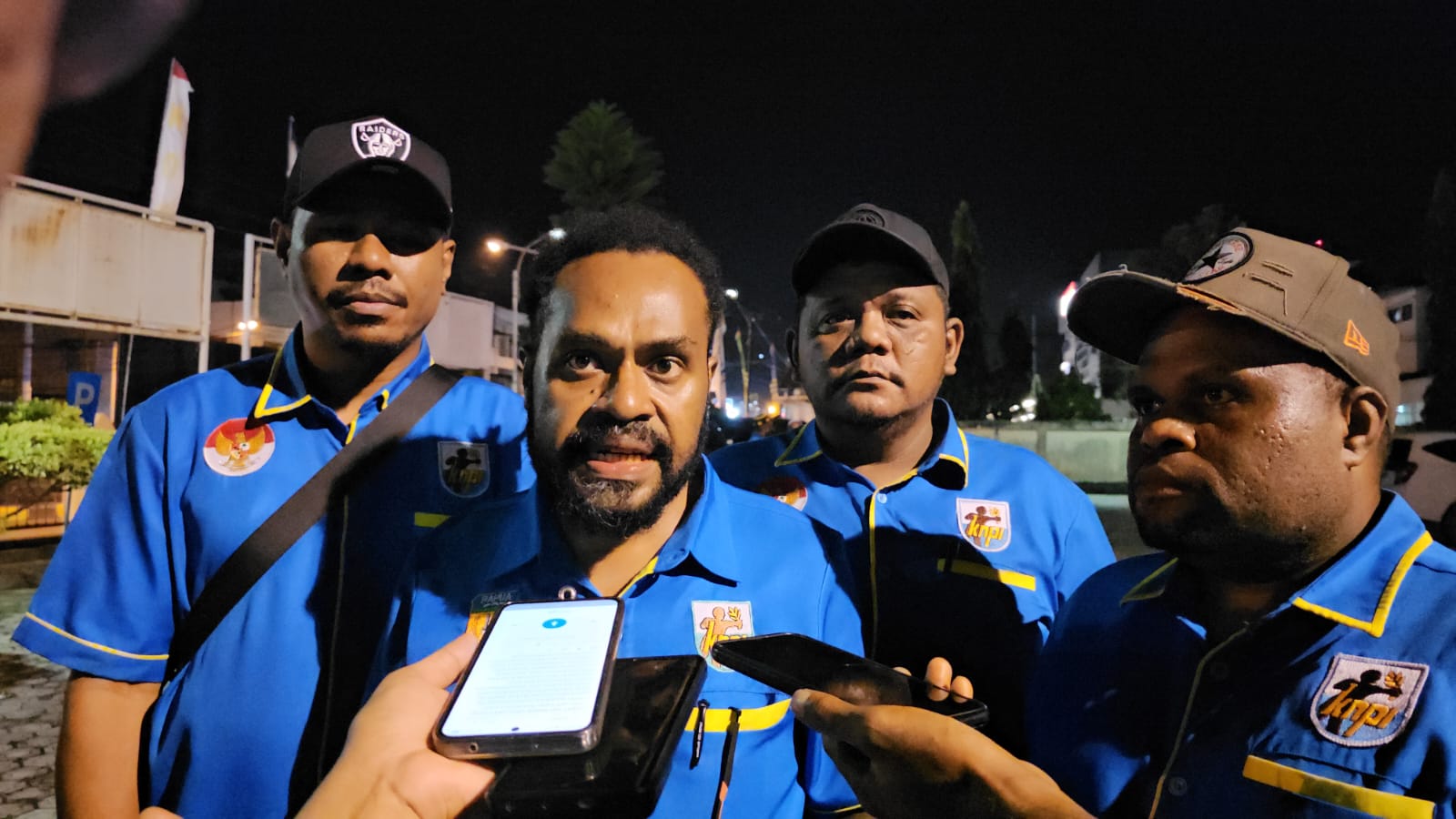 Ketua Steering Committee (SC) Musda VI DPD KNPI Kota Jayapura, Yoan Wambitman didampingi anggota SC lainnya saat diwawancarai wartawan. (CEPOSONLINE.COM/HANS PALEN).  