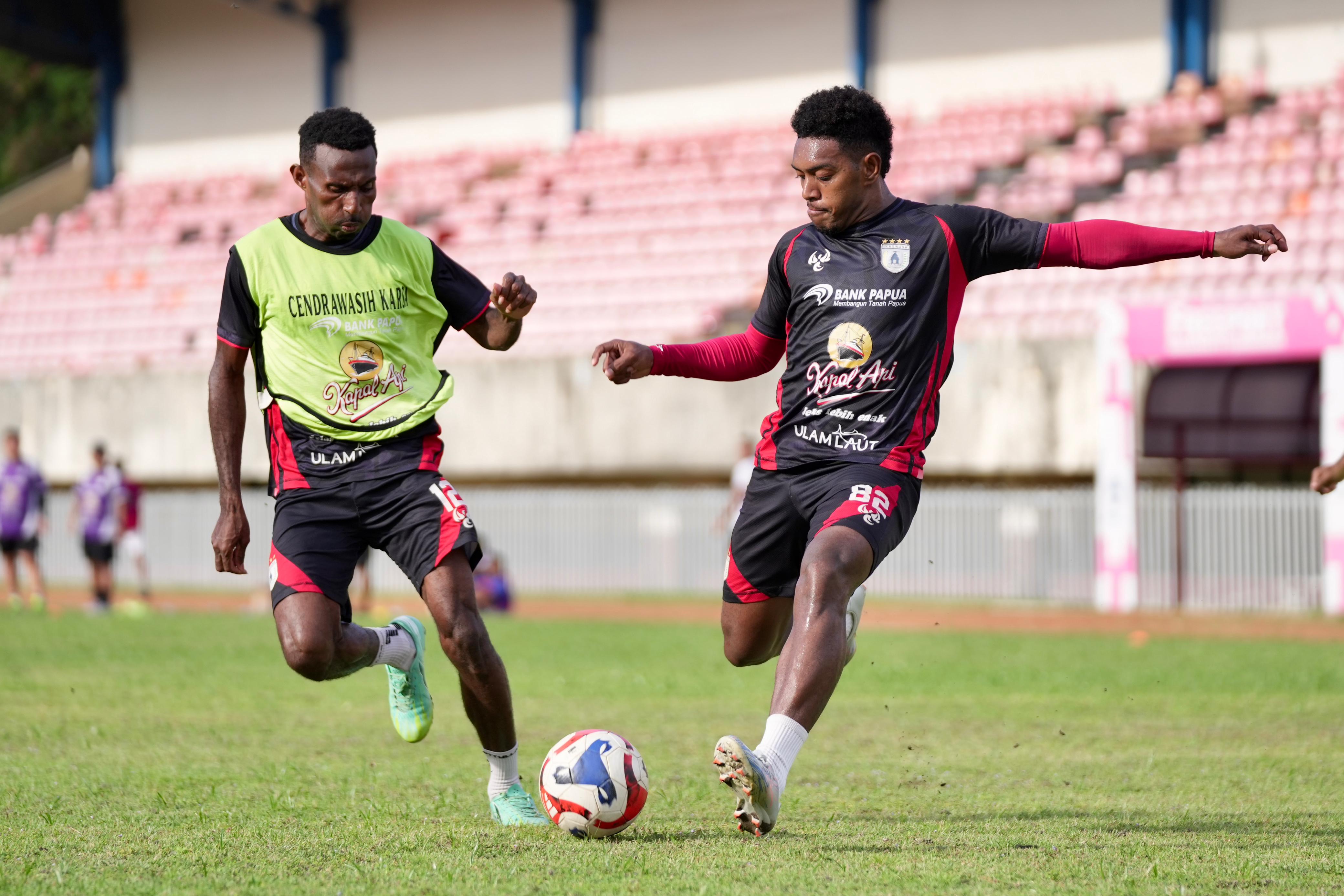 Skuad Persipura ketika menjalani latihan di Stadion Mandala Jayapura belum lama ini. (CEPOSONLINE.COM/DOK).  