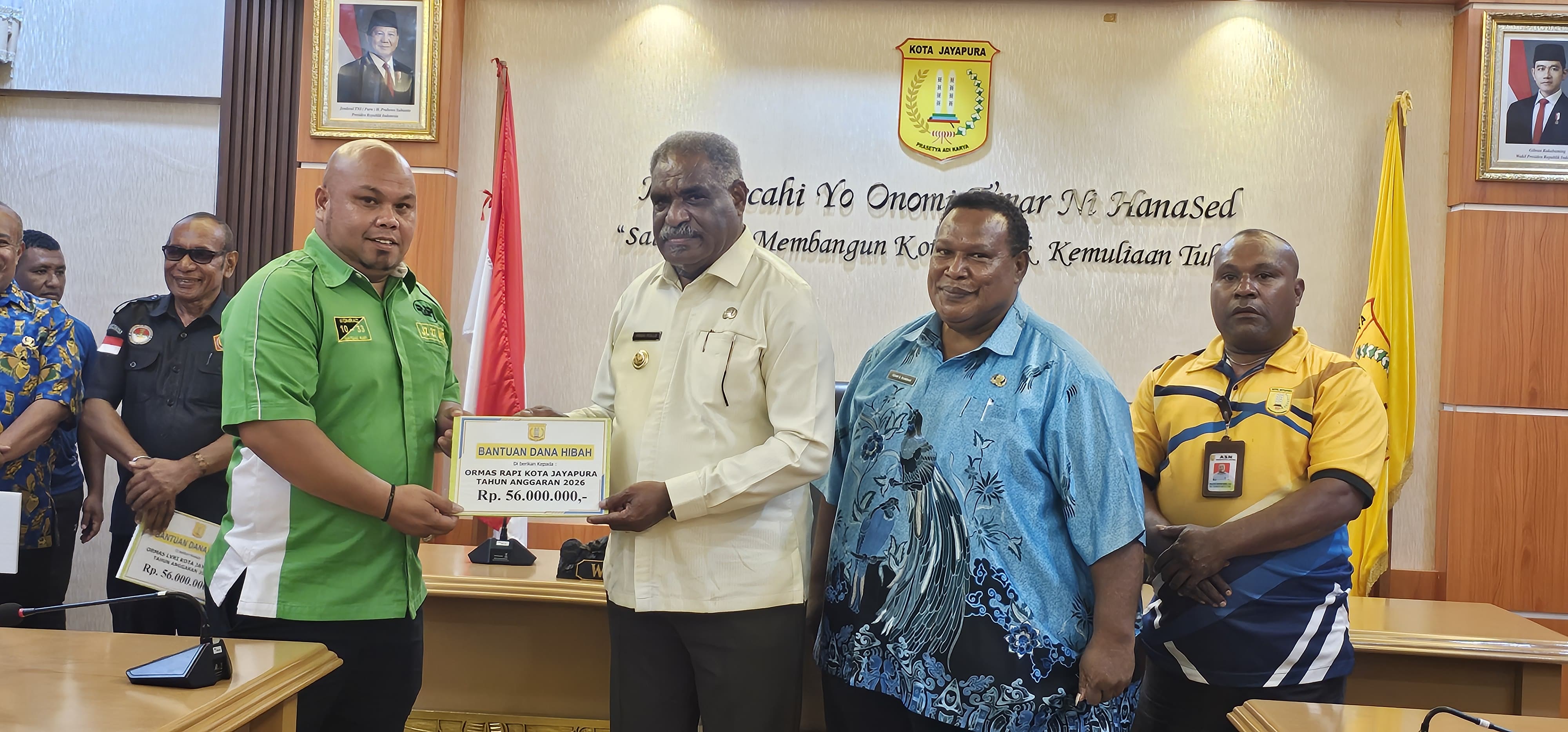 Wali Kota Jayapura, Abisai Rollo saat menyerahkan dana hibah kepada salah sati Ormas, Jumat (13/3/2026). (CEPOSONLINE.COM/HANS PALEN).