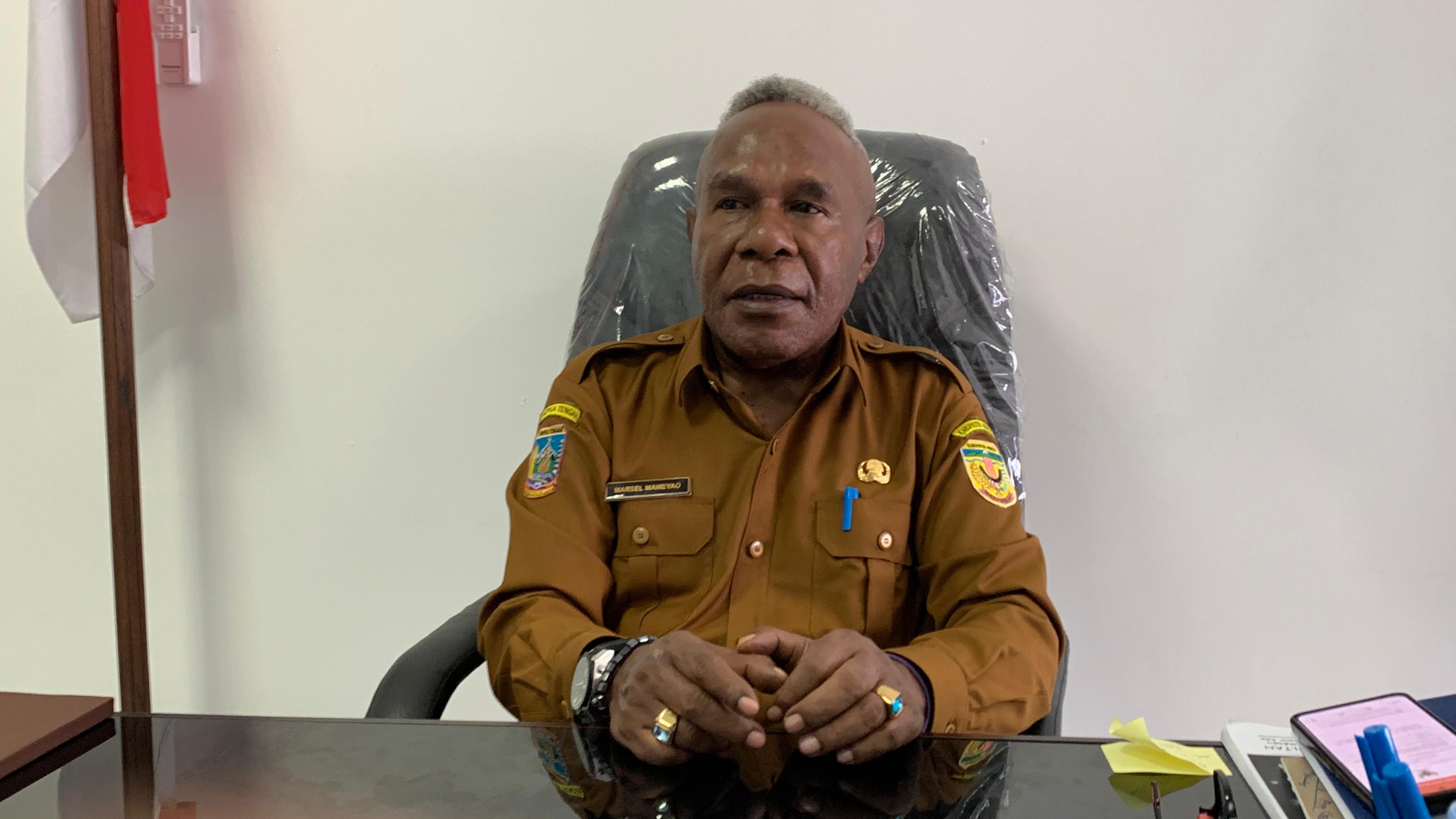 Kepala DPMPTSP Kabupaten Mimika, Marselino Mameyau. (Foto: CEPOSONLINE.COM/MOH. WAHYU WELERUBUN).  