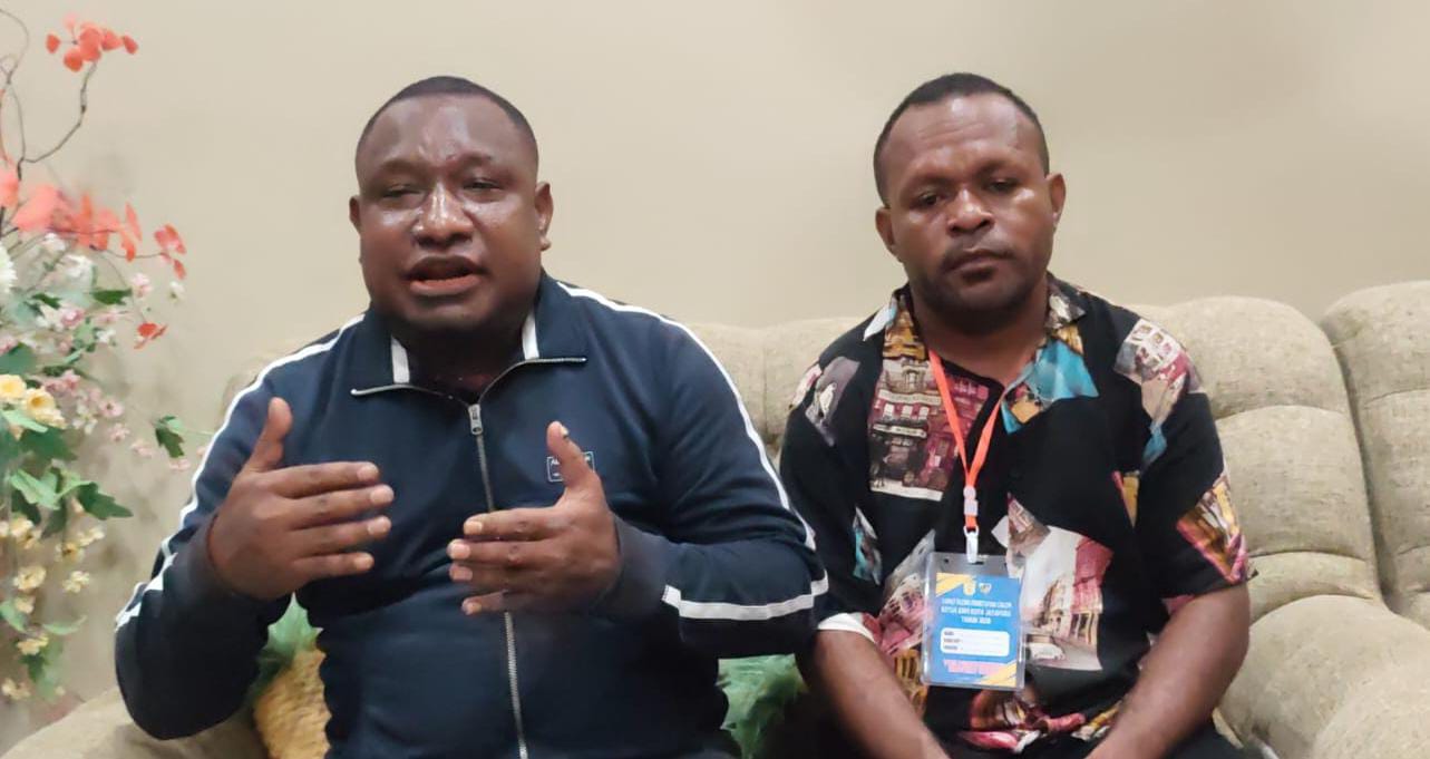 Martinus Mandowally dan Simon Bame ketika memberikan keterangan di Kotaraja, Jumat (13/3/2026).