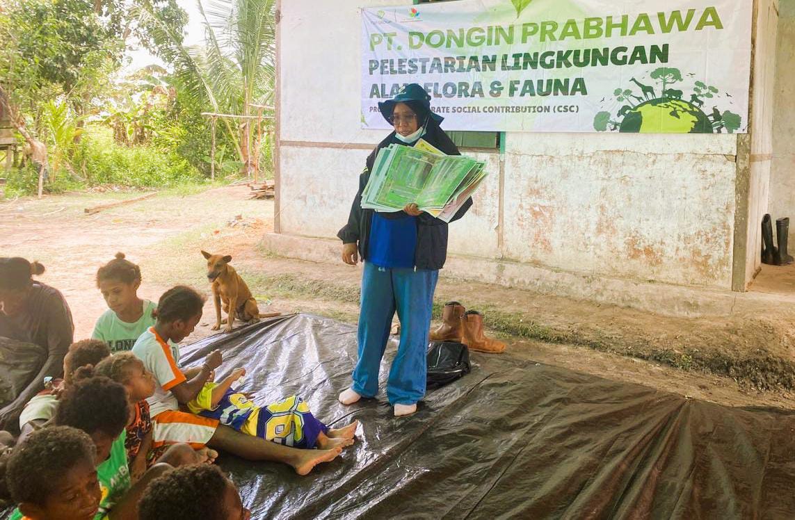 Edukasi lingkungan yang dilakukan tim dari PT Dongin Prabhawa di Kampung Banamepe, Papua Selatan. (Foto: Humas PT Dongin Prabhawa)