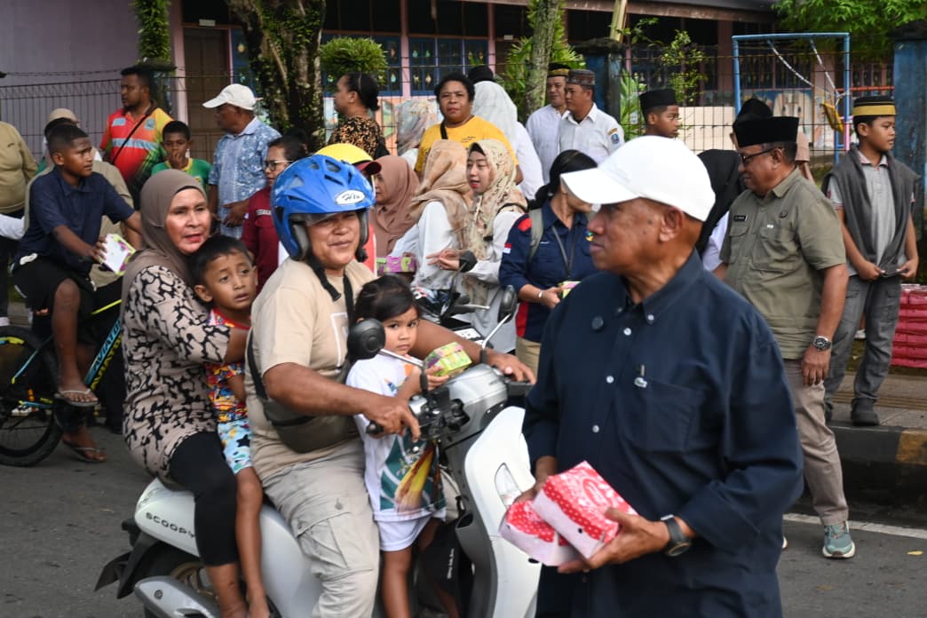 Bersama Sejumlah Pejabat, Bupati Turun ke Jalan Membagikan Takjil Ramadan