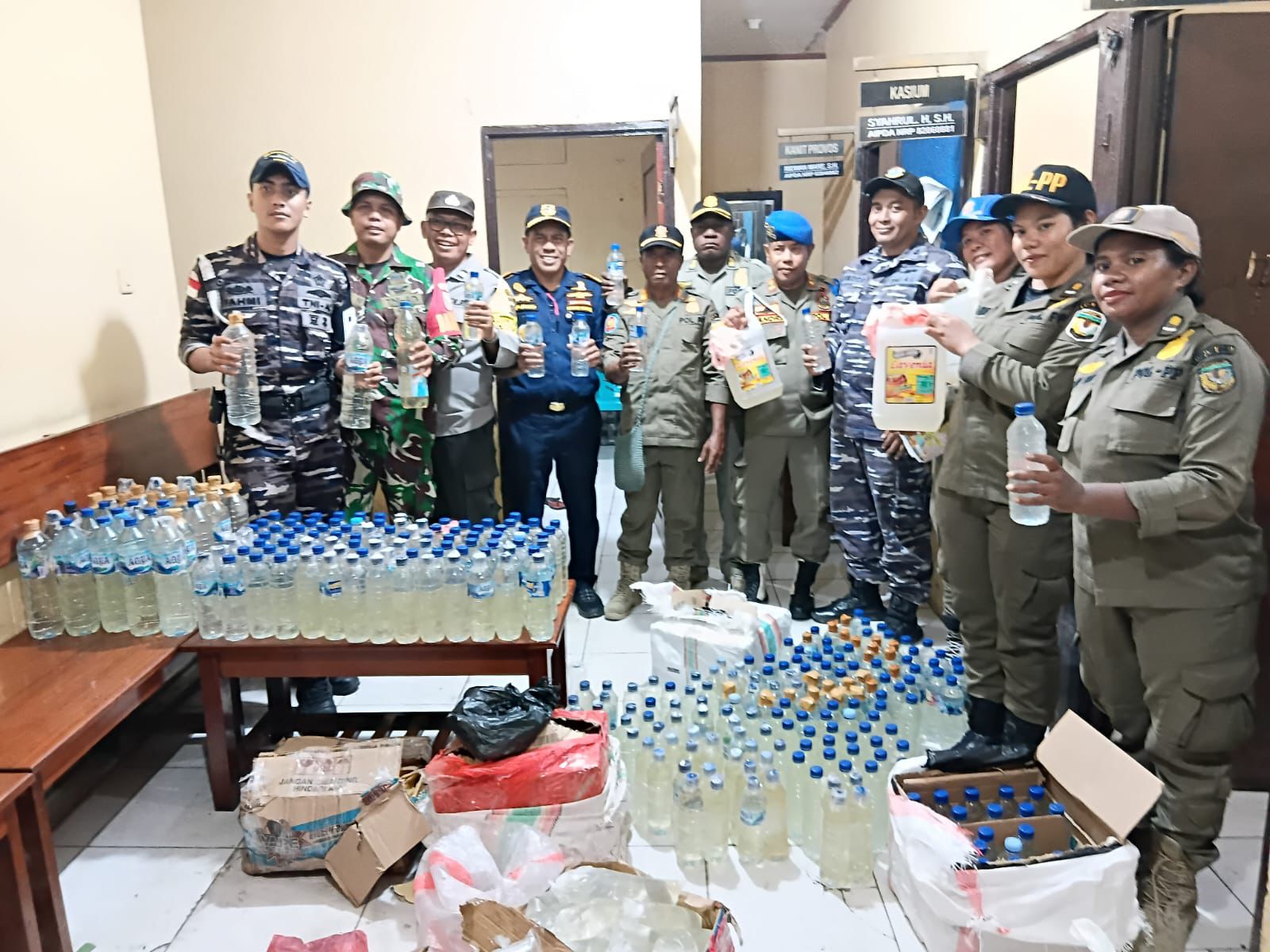 Barang bukti minuman keras jenis sopi yang diamankan oleh aparat dalam razia gabungan di dermaga Pelabuhan Poumako, Mimika, Papua Tengah, Jumat (13/3/2026), (Ceposonline.com/ Humas Polres Mimika).