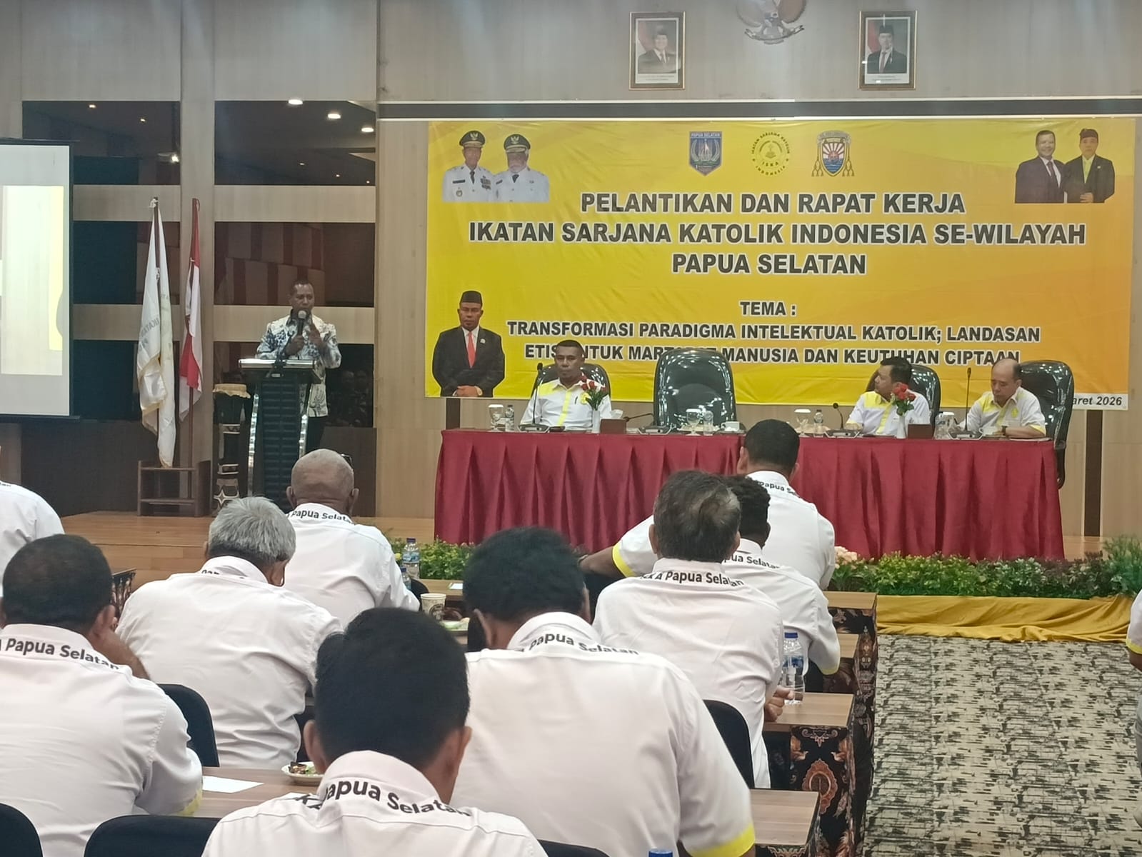 Gubernur Papua Selatan Apolo Safanpo saat memberikan sambutan pada pelantikan DPD Ikatan Sarjana Katolik (ISKA) Papua Selatan dan DPC ISKA 4 kabupaten cakupan Papua Selatan.