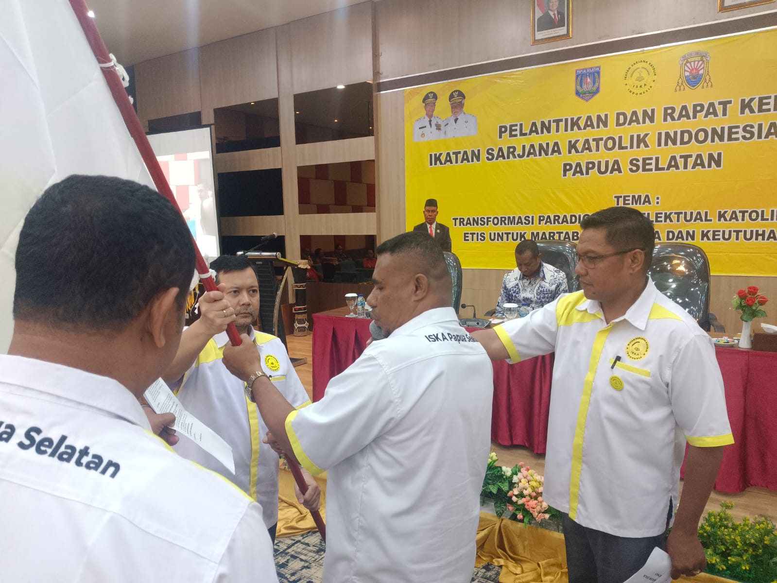  Ketua Presidium ISKA Pusat Luky A. Yusgiantoro saat menyerahakn pataka ISKA kepala Ketua DPD ISKA Papua Selatan Yoseph Albin Gebze pada pelantikan pengurus DPD ISKA Papua Selatan