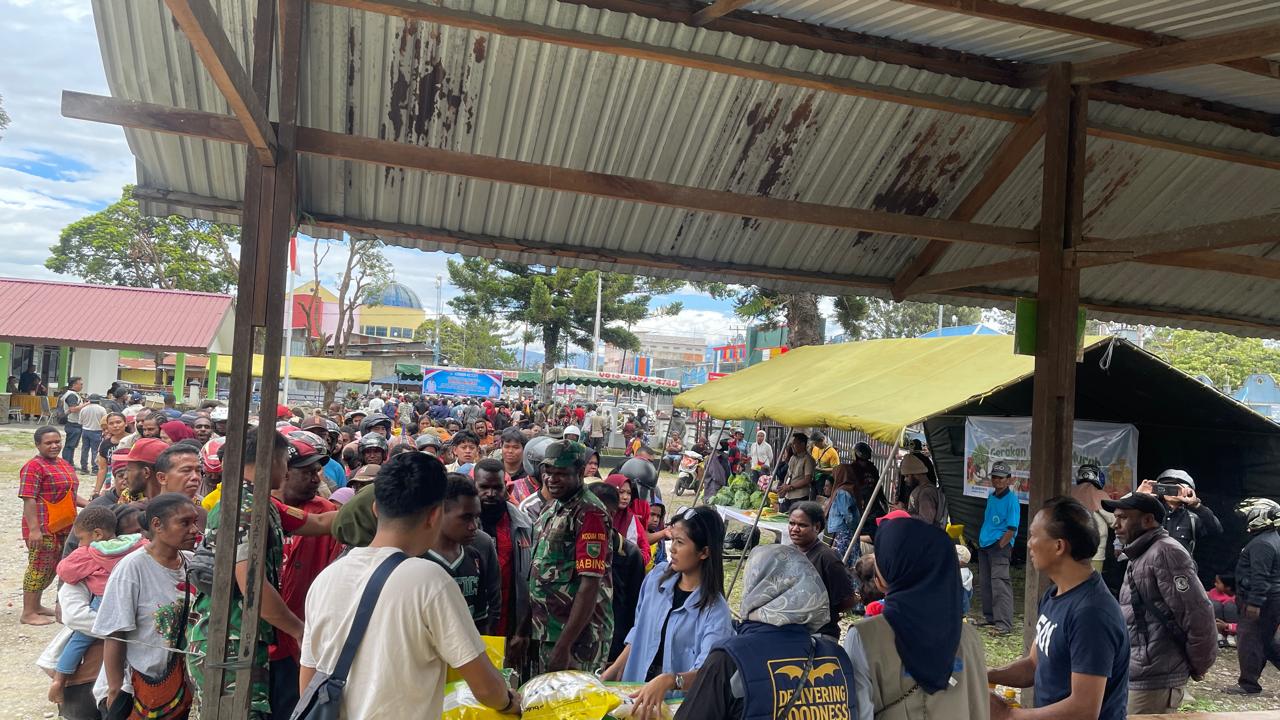 Ratusan warga Kota Wamena memenuhi halaman Koramil Wamena kota untuk mendapatkan sembako di bawah harga pasaran dalam Gerakan Pangan Murahn (GPM) yang dilakukan Pemkab Jayawijaya dan Bulog Wamena.