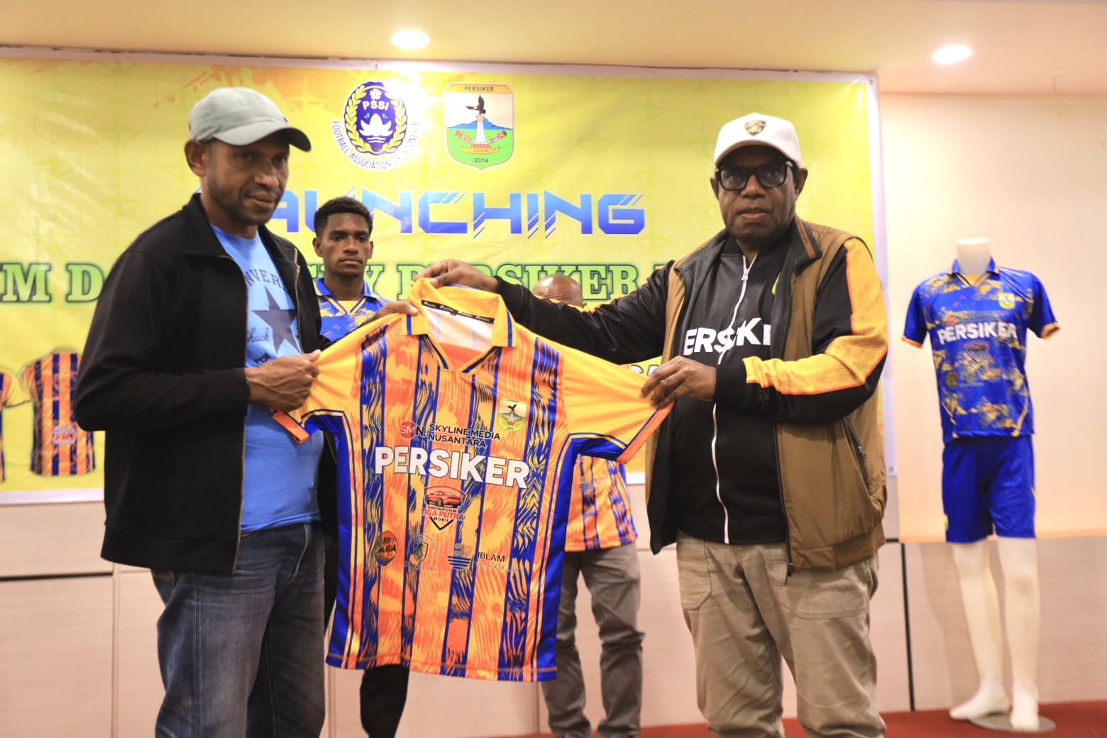 Ketua Umum Persiker Keerom, Piter Gusbager saat memperlihatkan jersey home Persiker Keerom dalam peluncuran tim di Hotel Grande Arso II, Jumat (13/3/2026) malam. (CEPOSONLINE.COM/ERIANTO).  