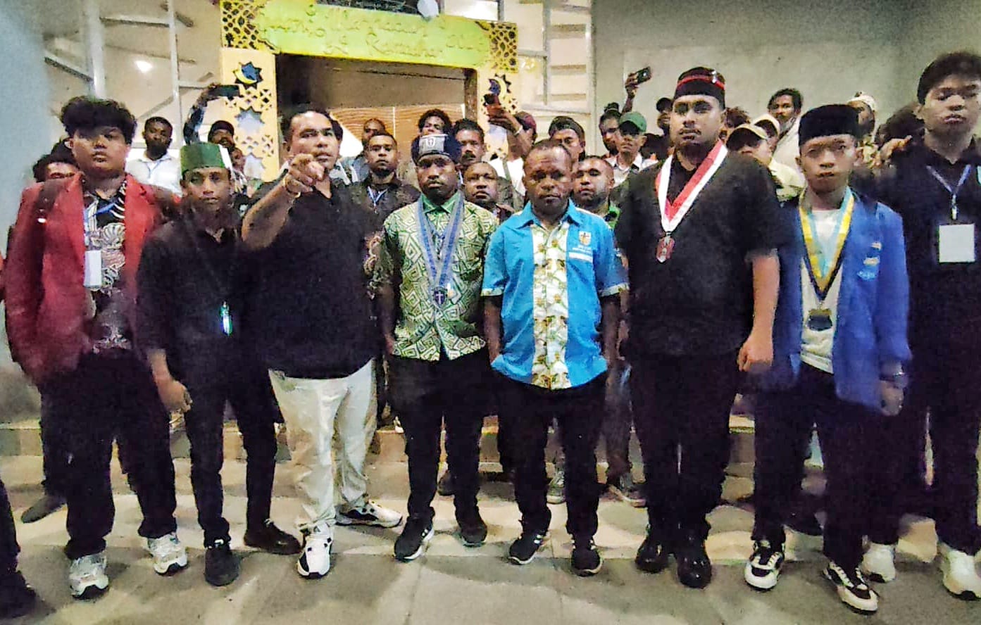 Novelt Krey (celana krem) bersama timnya saat memberikan keterangan usai pelaksanaan musda VI KNPI Kota Jayapura yang berujung ricuh, Sabtu (14/3/2026). (Foto: Istimewa)  