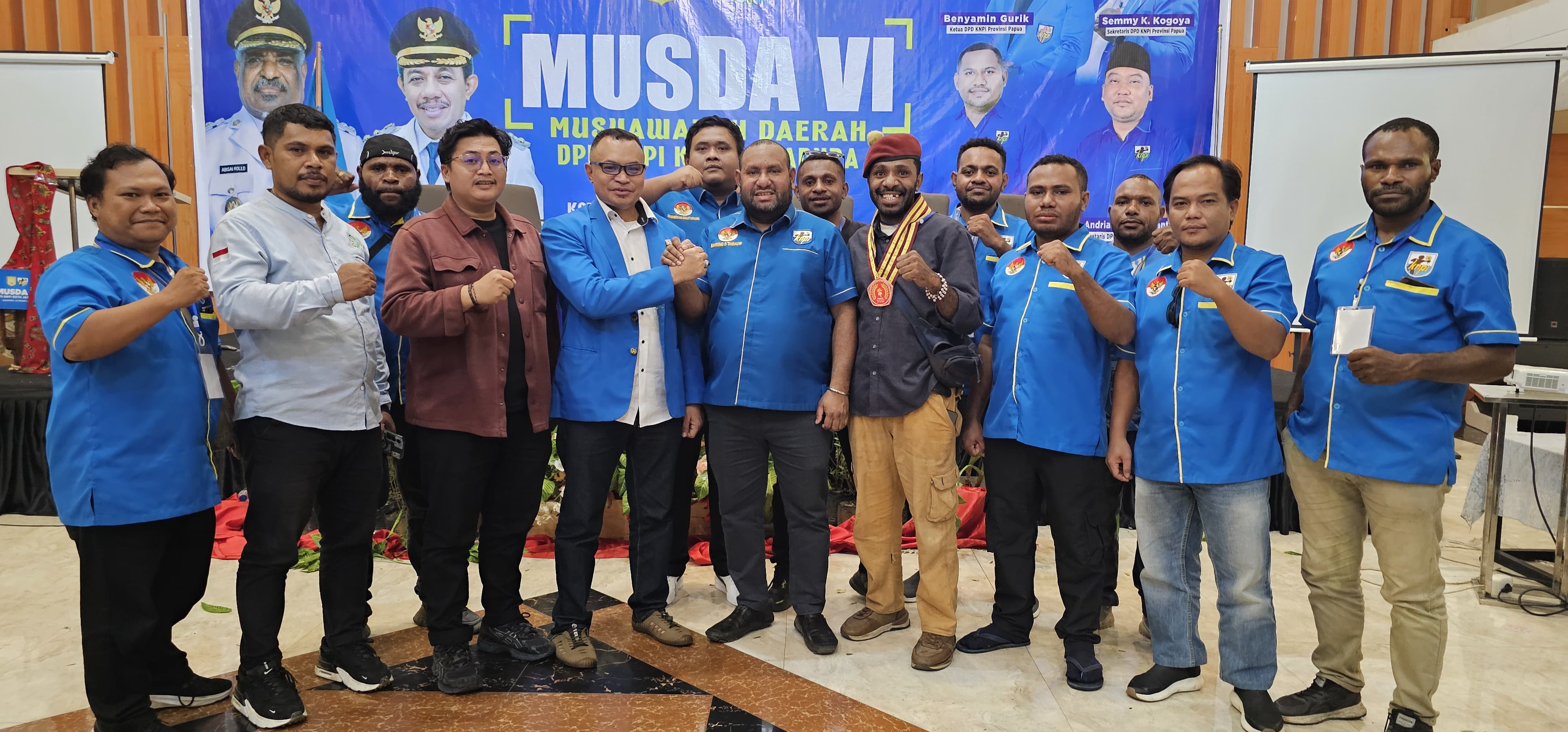 Ketua KNPI terpilih Barend Barto Taniauw saat foto bersama dengan Wakil Ketua I Bidang Organisasi dan Kaderisasi DPD KNPI Provinsi Papua, Yopie Rumhadi dan peserta Musda. (CEPOSONLINE.COM/HANS PALEN).