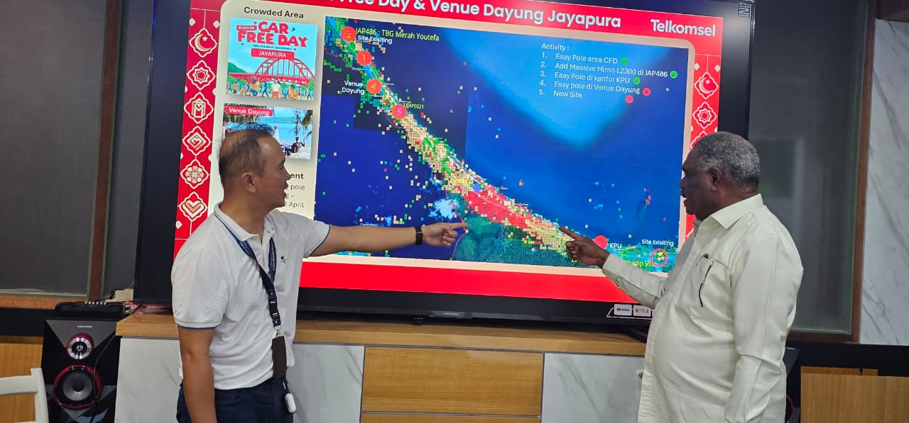 Wali Kota Jayapura, Abisai Rollo saat melihat peta wilayah Holtekam beserta sejumlah kendala jaringan yang terjadi di lapangan. (CEPOSONLINE.COM/HANS PALEN).