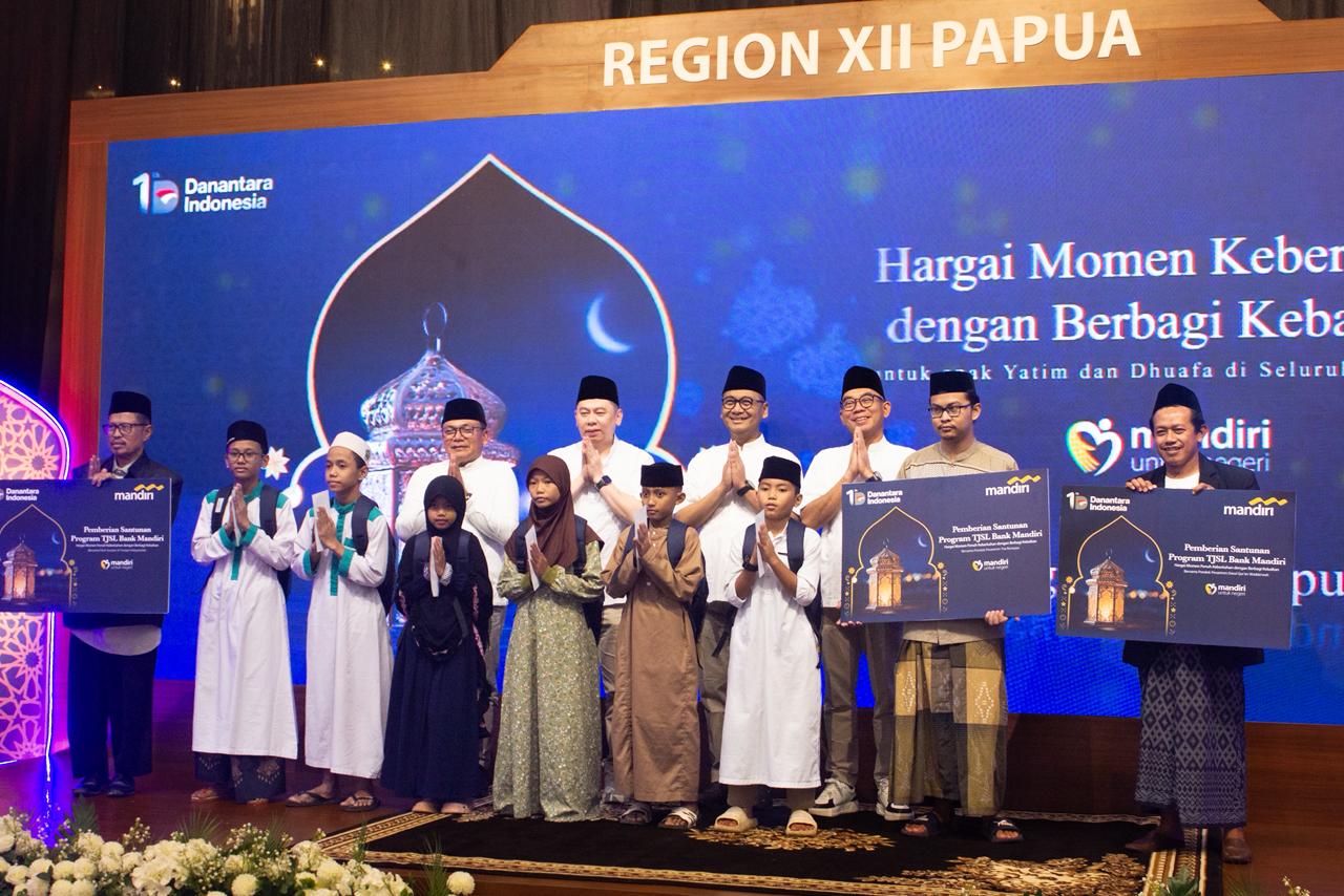 Foto bersama usai Buka Puasa, Santunan, dan Khitanan Gratis untuk Warga Papua yang dilakukan Bank Mandiri Region XII, Sabtu (14/3/2026). (CEPOSONLINE.COM/ISTIMEWA)