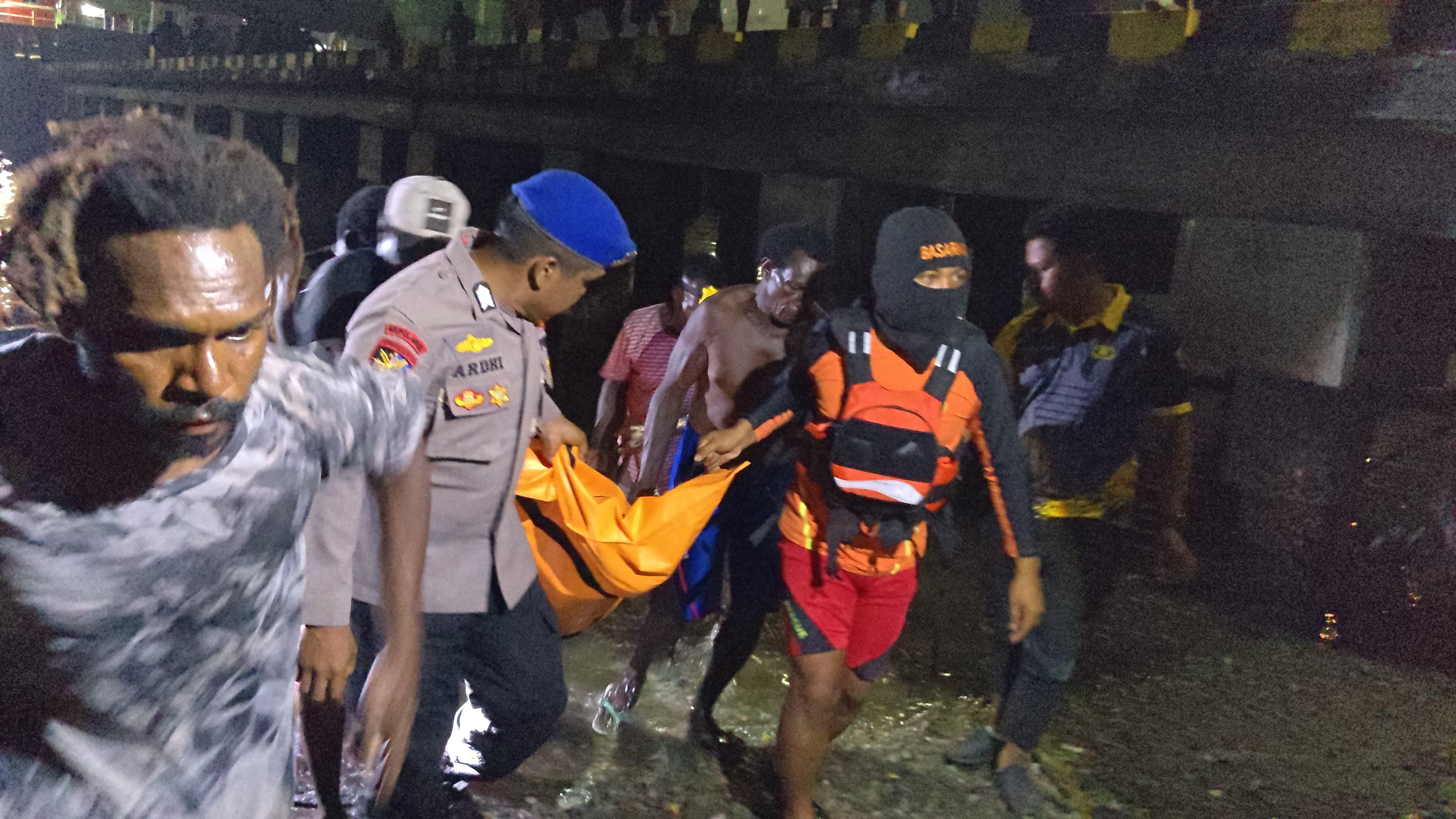 Jenazah korban saat hendak dilarikan ke RSUD Mimika pada Senin (16/3/2026) malam. (Foto: Istimewa).