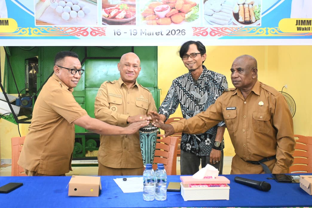 Bupati Biak Numfor Markus O. Mansnembra, SH.,MM ketika membuka Pelatihan Olahan Ikan Beku (Ikan Frozen) Bagi IKM Orang Asli Papua, di Kompleks Sentra Produksi IKM, Kampung Manswam, Distrik Biak Kota