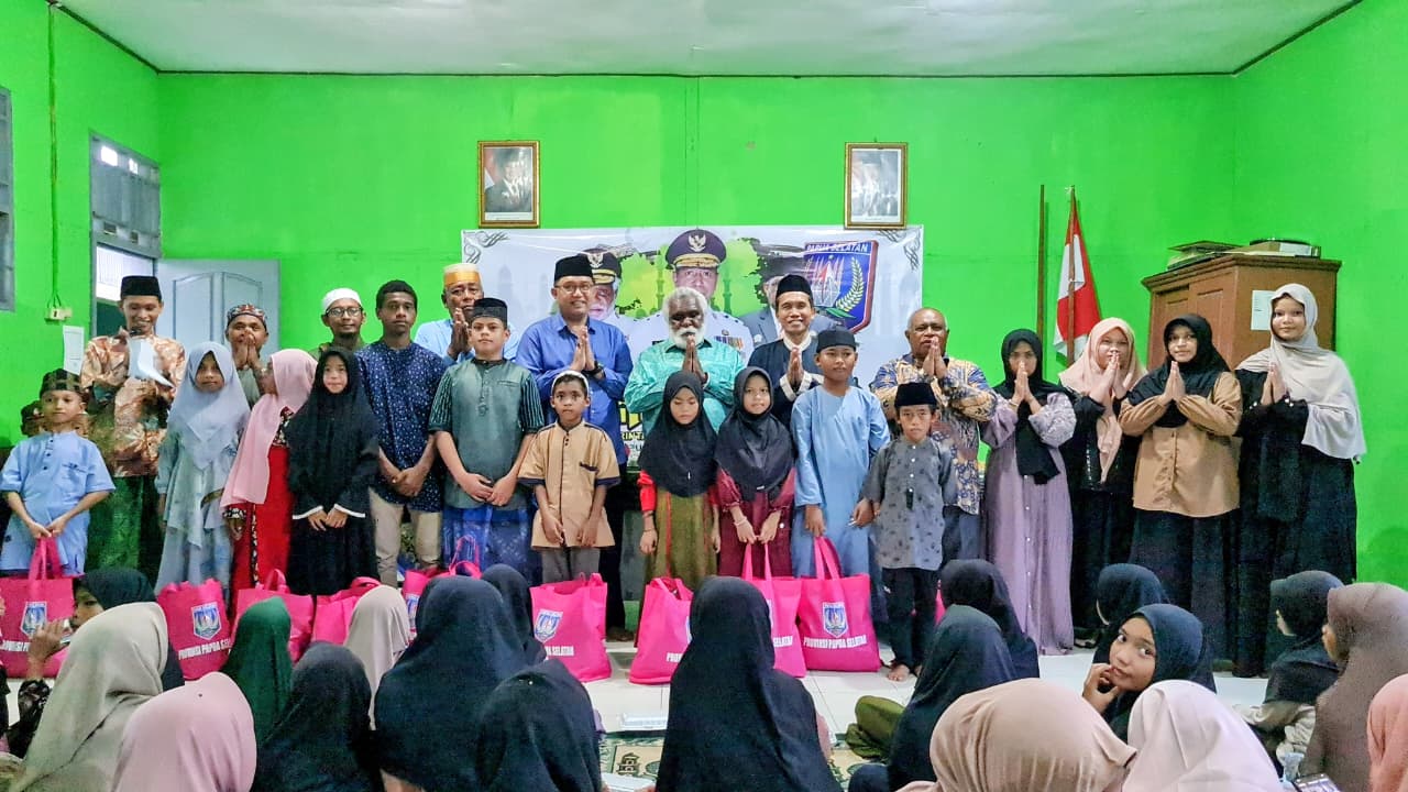 Wakil Gubernur Papua Selatan Paskalis Imadawa saat foto bersama dengan para santri di Yayasan Pondok Pesantren DDI Lampu Satu, Minggu (15/3/2026).