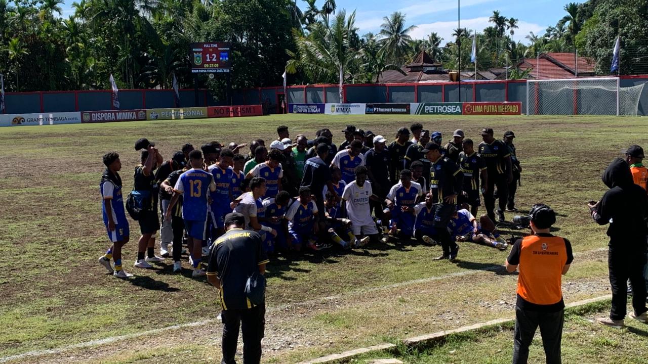 Momen selebrasi para pemain Persipuncak usai pertandingan melawan Persido Dogiyai pada laga semi final liga 4 di Stadion Wania Imipi, Senin (16/3/2026), (Foto: CEPOSONLINE.COM/MOH. WAHYU WELERUBUN).