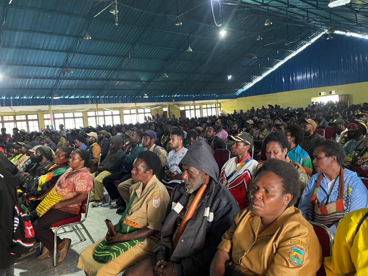 Rapat Forum Koordinasi Pimpinan Daerah (Forkopimda) bersama seluruh komponen masyarakat di aula Digikotu, Dogiyai, Senin (17/3/2026). (CEPOSONLINE.COM/ISTIMEWA).