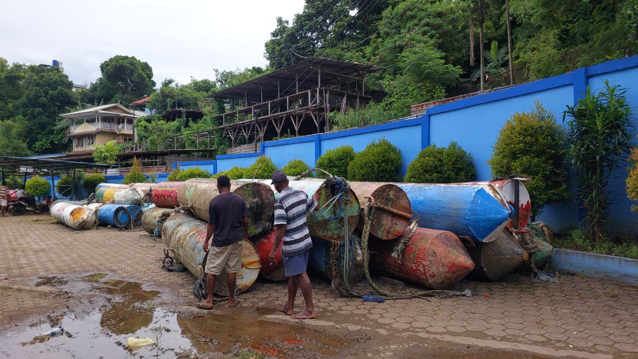 Rumpon-rumpon milik Nelayan Jayapura yang disita diduga oleh Dinas Perikanan Papua, sejak Senin (9/3/2026) lalu yg memicu aksi para nelayan, Senin (16/3/2026). (CEPOSONLINE.COM/KAREL).
