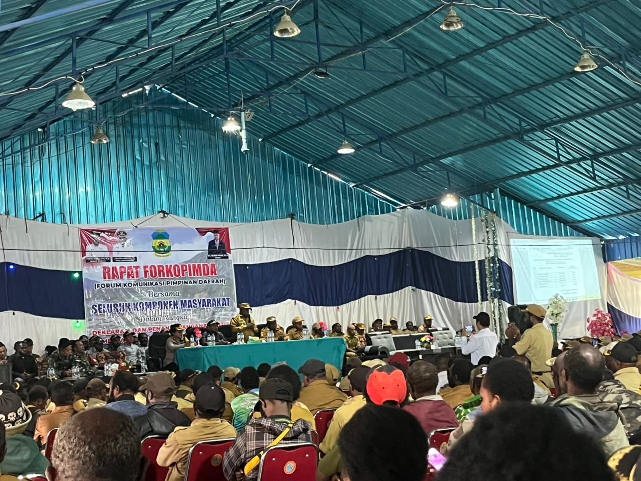 Bupati Dogiyai, Yudas Tebai saat memimpin rapat koordinasi di Aula Gereja Kingmi Digikotu, Senin, (16/3/2026). (CEPOSONLINE.COM/ISTIMEWA).