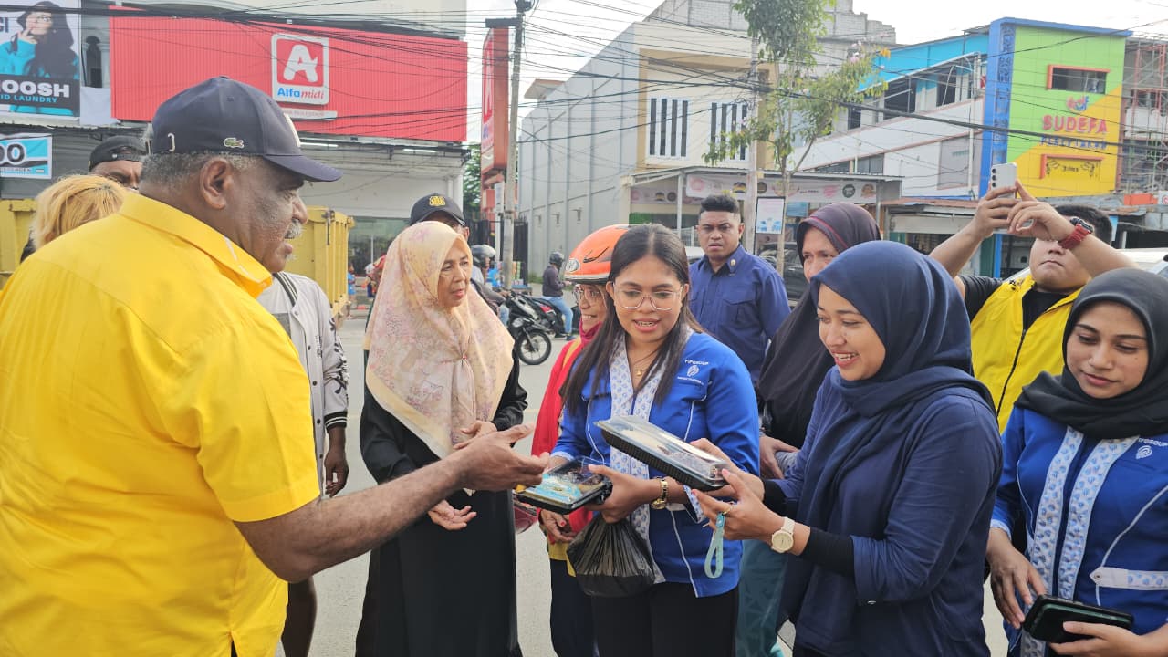 Ketua DPD Golkar Kota Jayapura, Abisai Rollo bersama pengurus dan kader saat membagi takjil kepada warga, Senin (16/3/2026). (CEPOSONLINE.COM/HANS PALEN).