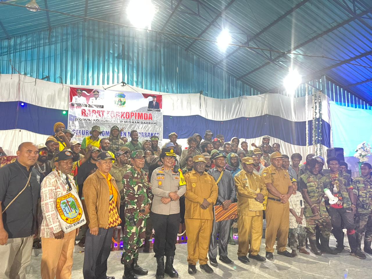 Bupati dan Wakil Bupati dan Sekda Dogiyai foto bersama Peserta Rapat Forkopimda, di Aula Gereja Kingmi Digikotu, Moanemani, Kabupaten Dogiyai, Provinsi Papua Tengah, Senin (16/3/2026).
