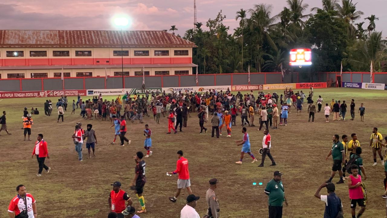 Para pemain Persipani Paniai berselebrasi merayakan kemenangan adu penalti melawan Persemi Mimika di Stadion Wania Imipi, SP 1, Mimika, Papua Tengah, Senin (16/3/2026).
