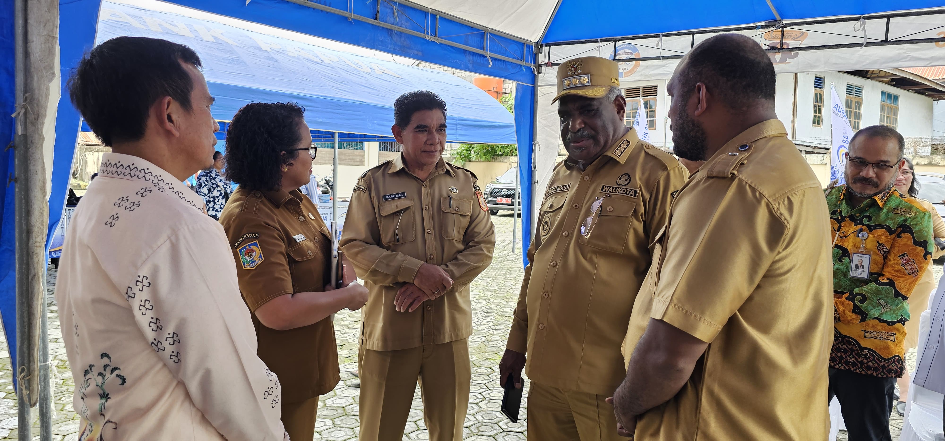 Wali Kota Jayapura, Abisai Rollo saat berbincang dengan Plt.Sekda, Muchlis Karim dan beberapa pimpinan OPD. (CEPOSONLINE.COM/HANS PALEN). 