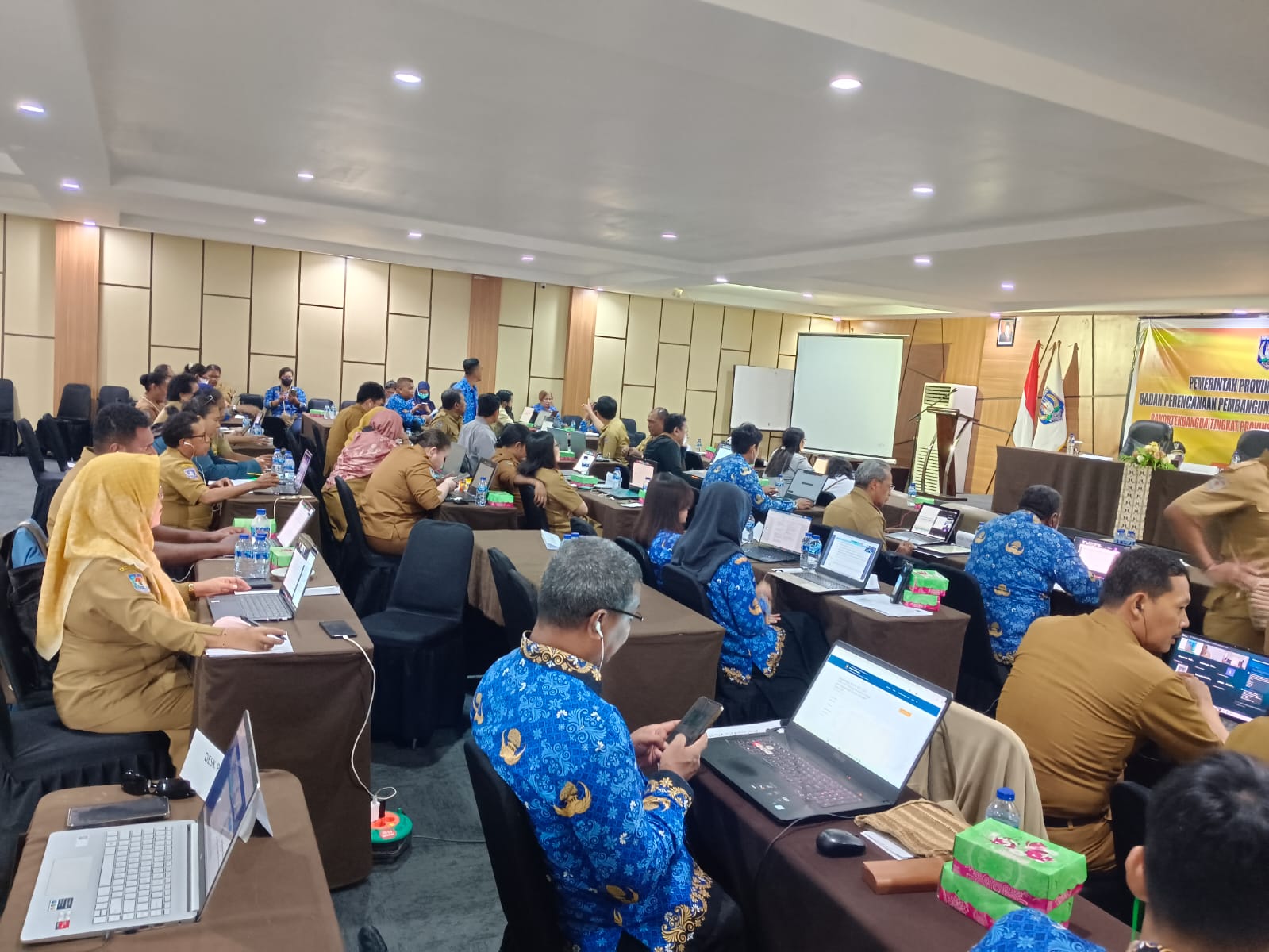 Para peserta Rakortekbangda Papua Selatan saat menyelaraskan dan mensinkronkan program kegiatan antara provinsi dan kabupaten tahun 2026, Selasa (17/3/2026).