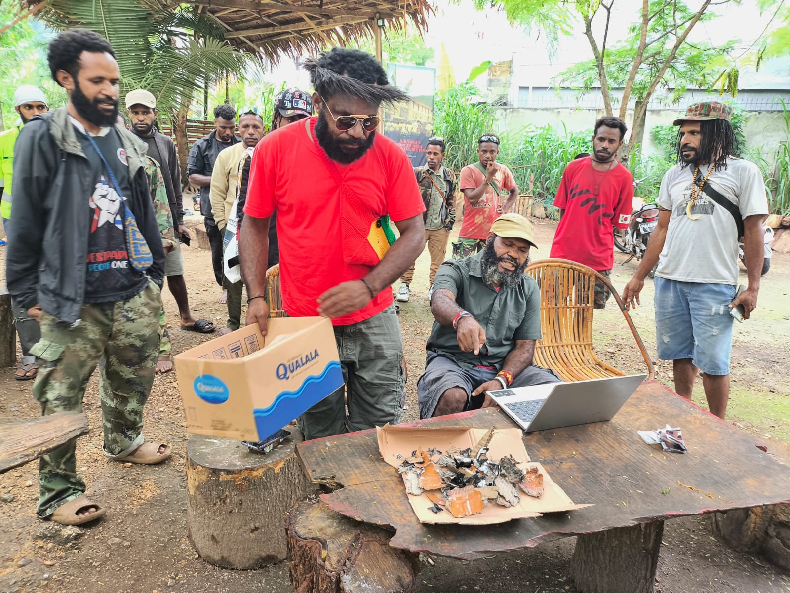Pengurus KNPB saat menunjukkan barang bukti pecahan bom di kantor KNPB di Kampwolker, Waena, Selasa (17/3/2026) (CEPOSONLINE/GAMEL).