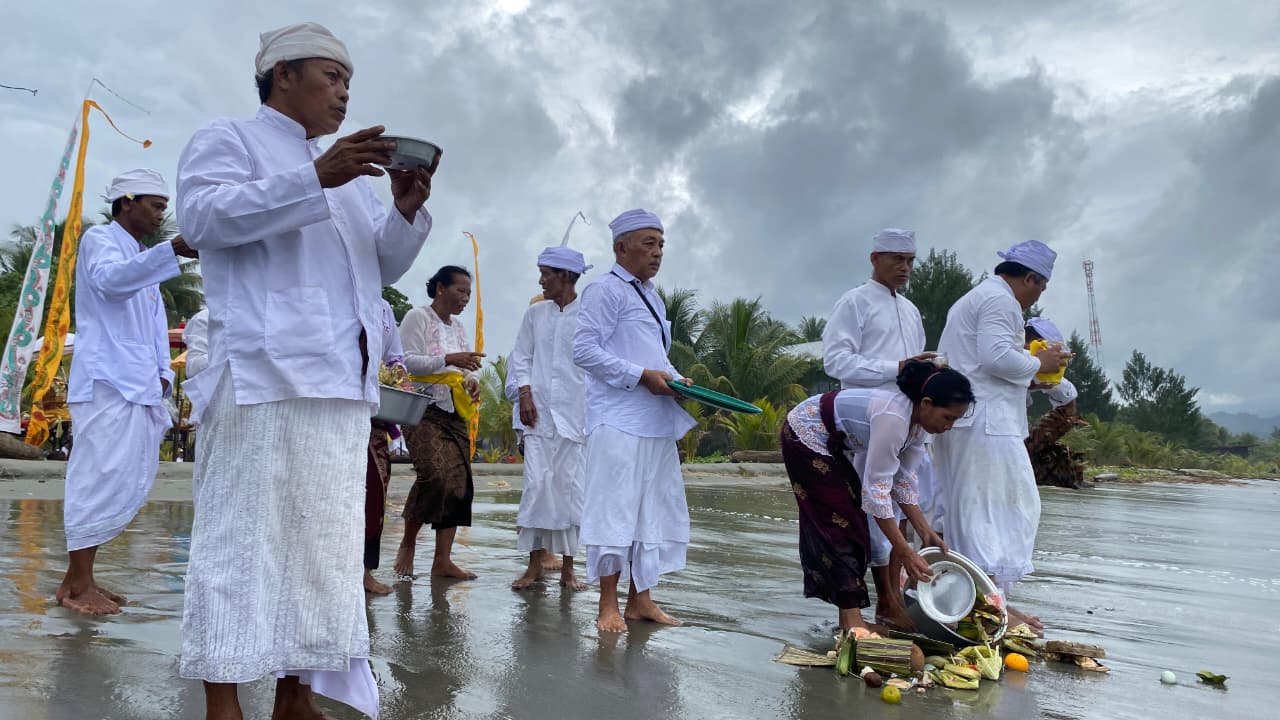 Suasana Pelaksanaan upacara Melasti di Kawasan Pantai Holtekam,Selasa (17/3/2026).