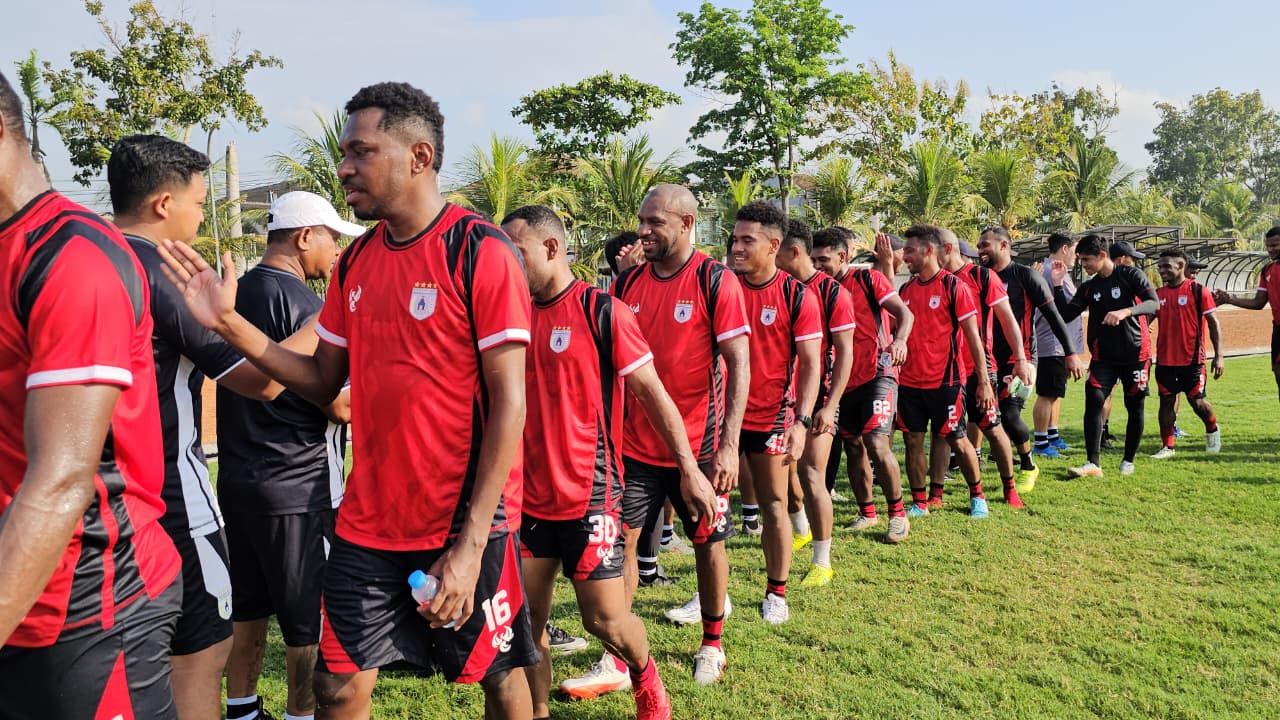 Pemain Persipura saling bersalaman usai latihan. (CEPOSONLINE.COM/HANS PALEN).