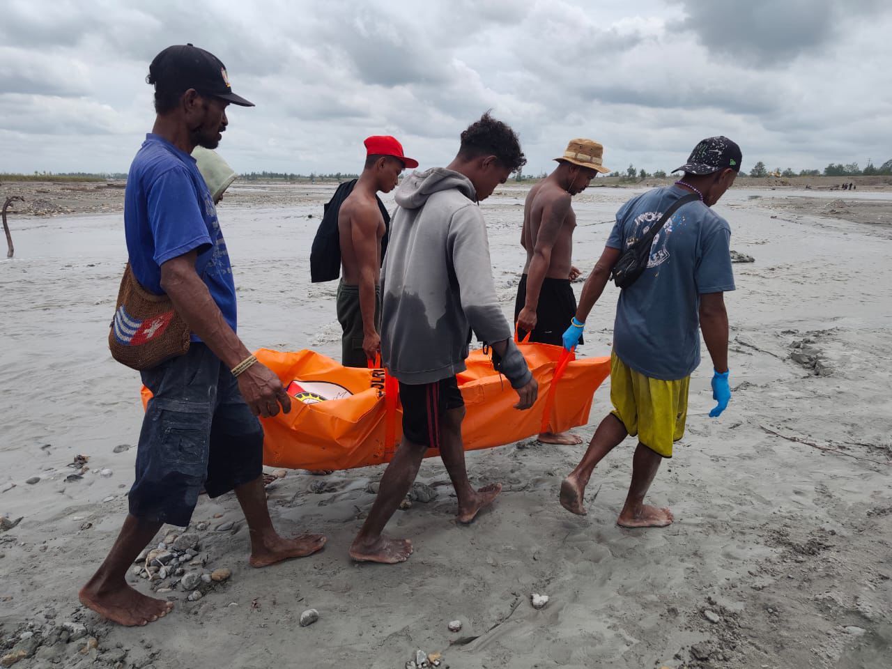 Jenazah korban saat ditemukan dalam kondisi tidak bernyawa di Kali Kabur, Mile 30 Tanggul Barat, areal PT Freeport Indonesia, Kabupaten Mimika, Provinsi Papua Tengah, Rabu (18/3/2026). 