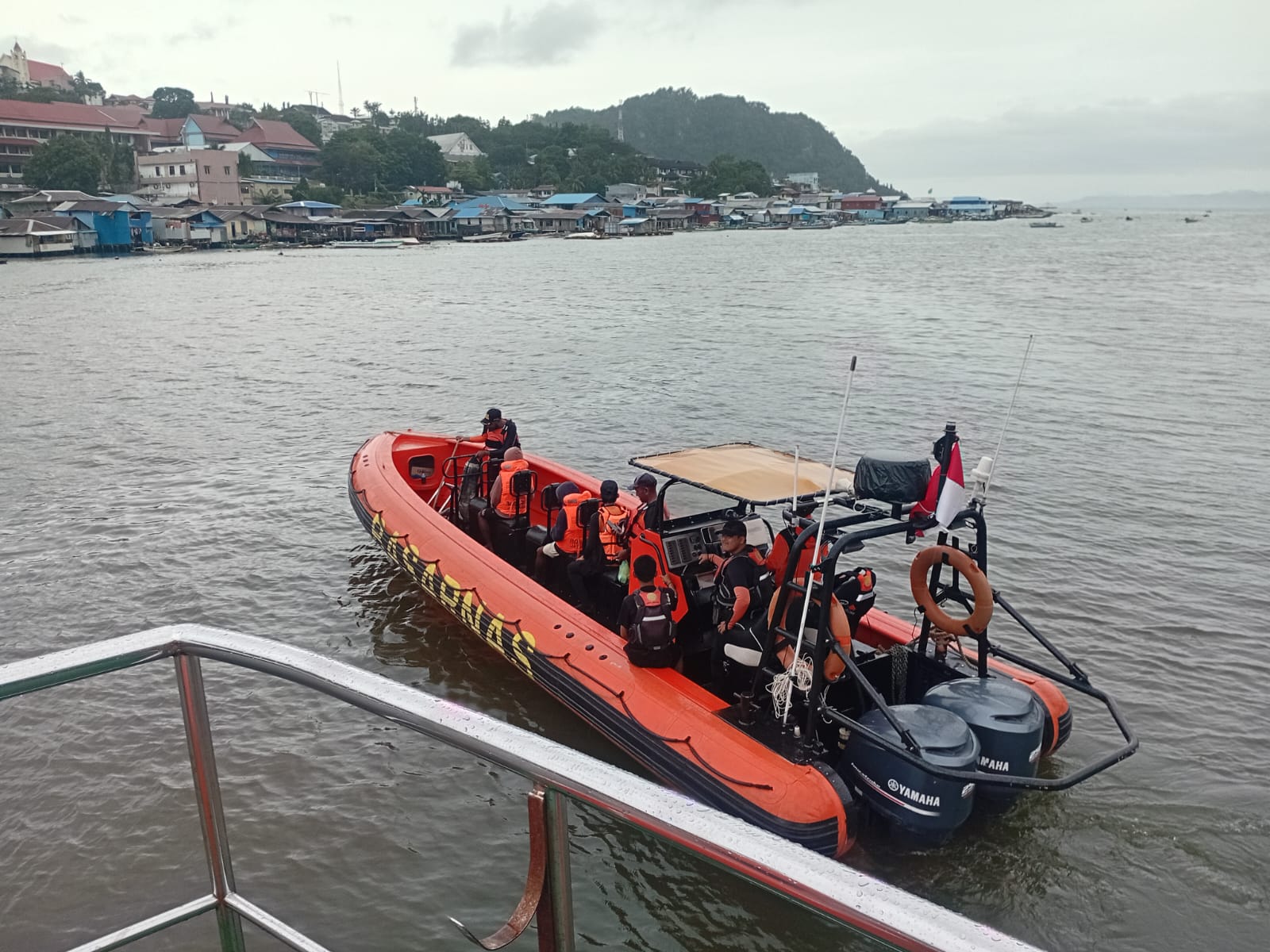 Tim SAR gabungan saat melakukan oprasi pencarian korban jatuh dari tebing di Pantai Pasir 4, Selasa (17/3/2026).