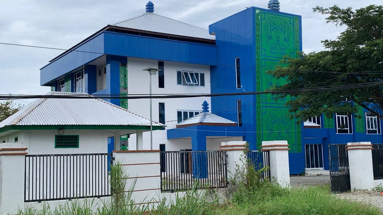 Gedung Perpustakaan Daerah Mimika yang sedang dalam tahap penyelesaian. (Foto: CEPOSONLINE.COM/MOH. WAHYU WELERUBUN).