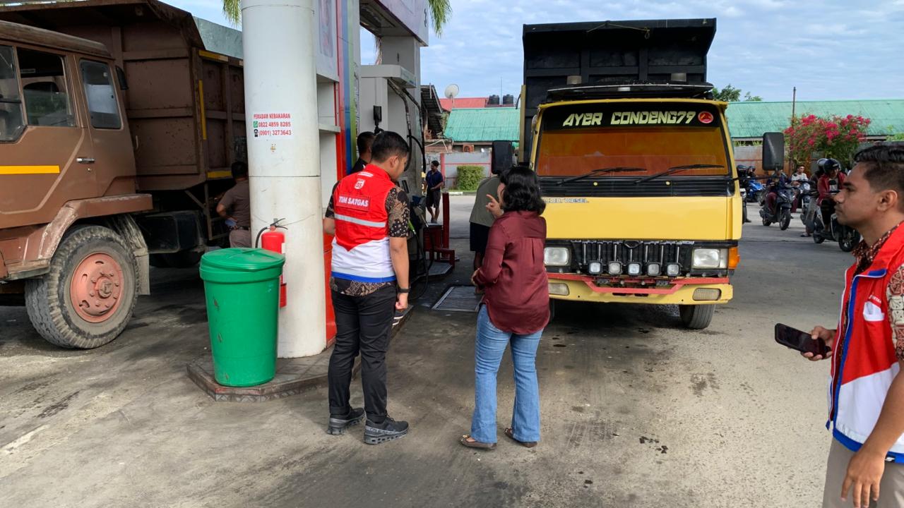 Pertamina Patra Niaga Regional II Papua Tengah bersama Disperindag saat melakukan sidak di SPBU SP 2, Rabu (18/3/2026) pagi. (Foto: CEPOSONLINE.COM/MOH. WAHYU WELERUBUN).