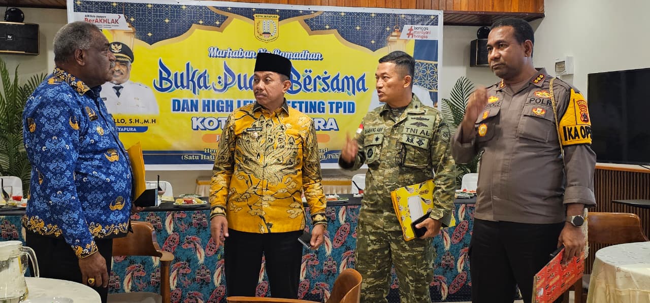 Kapolresta Jayapura Kota, Fredrickus Maclarimboen saat berbincang dengan Wali Kota Jayapura, Abisai Rollo dan Wakil Wali Kota, Rustan Saru. (CEPOSONLINE.COM/HANS PALEN)