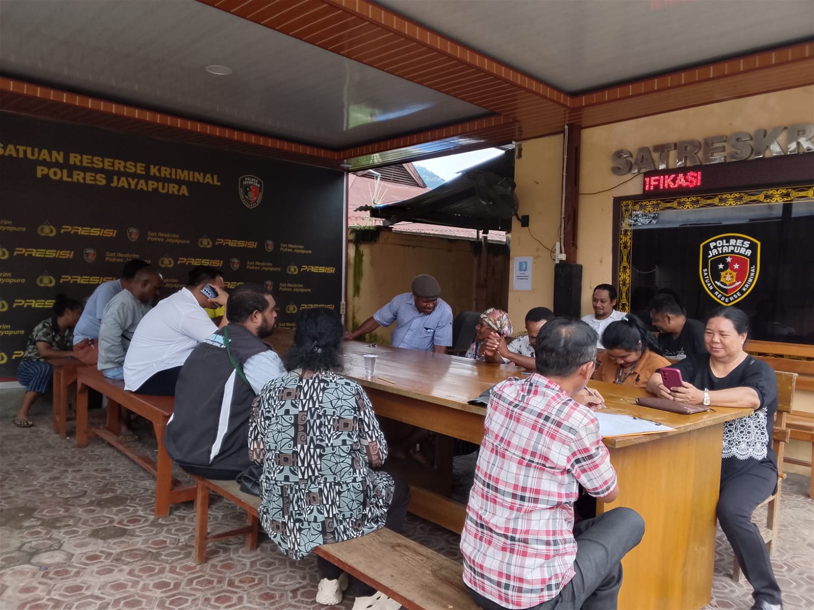 Mediasi tiga keluarga yang ingin mengadopsi bayi jenis perempuan yang ditemukan di Jalan Tabita, Rabu (18/3/2026). (CEPOSONLINE.COM_YOHANA)