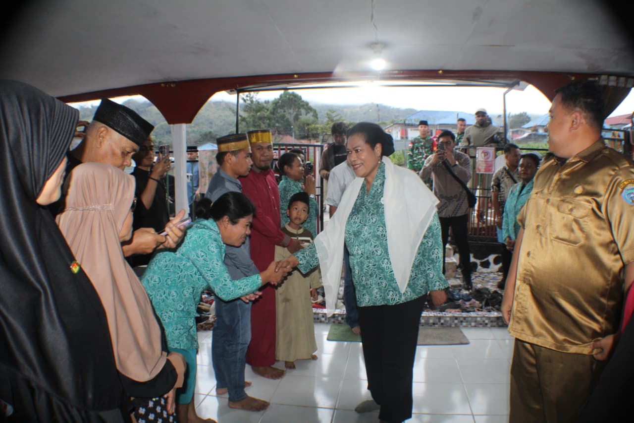 Ketua TP-PKK Kabupaten Tolikara, Ny. Elisabet Y. Flassy Wandik, SE., MM menghadiri jamaah Masjid Baitul Muttaqin Karubaga, pada Selasa, 17 Maret 2026.  (Ceposonline.com/Dosmkomdigi Tolikara)  