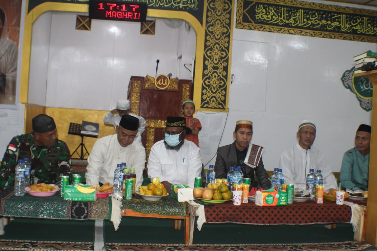 Bupati Tolikara Willem wandik, S. Sos menghadiri buka bersama di Masjid Baitul Muttaqin, Kabupaten Tolikara, Selasa (17/03/2026).  (Ceposonline.com/Dismkomdigi Tolikara)