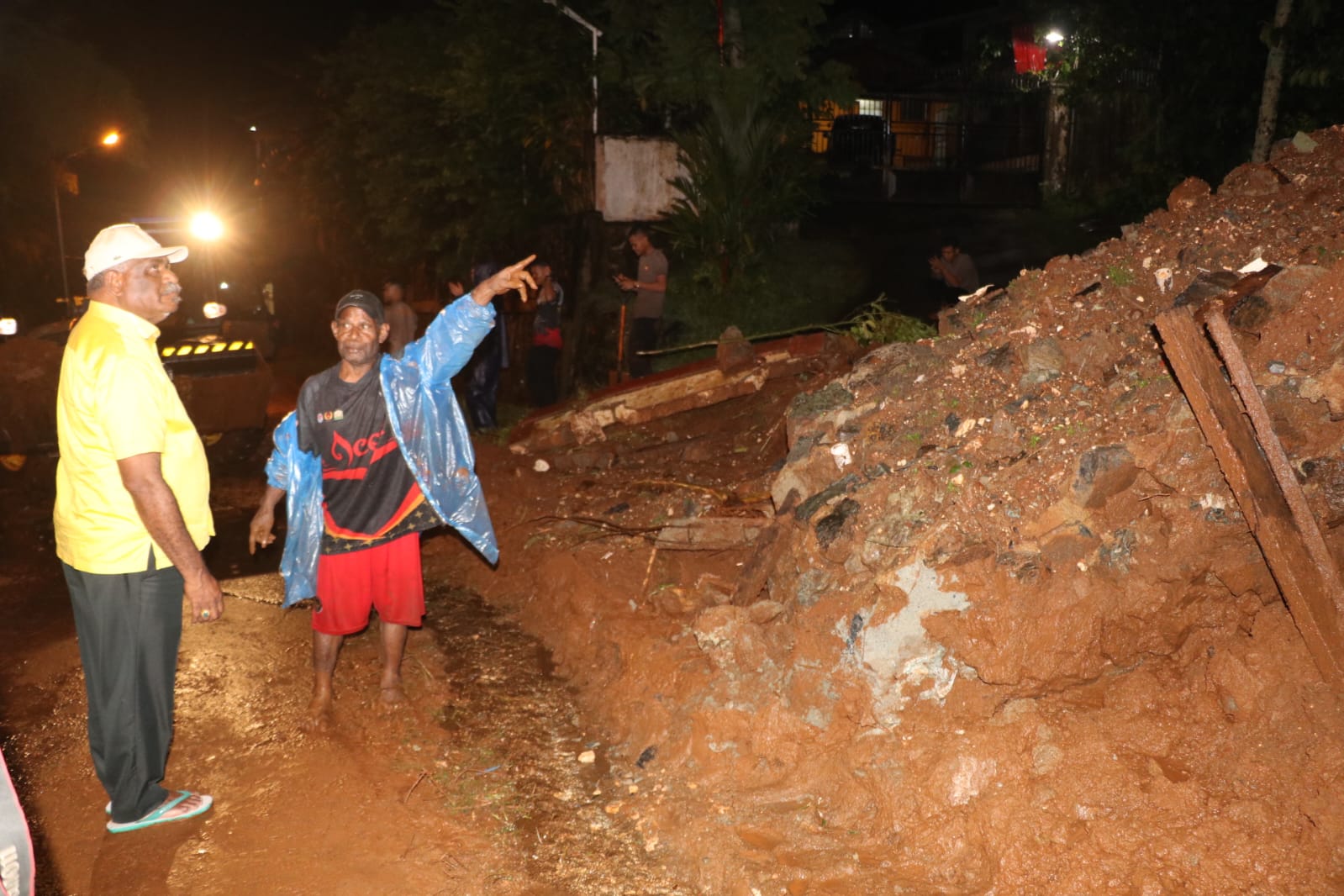 Wali Kota, Jayapura Abisai Rollo meninjau lokasi longsor di mandala dan belakang rujab kapolda, Jumat (20/3/2026) dini hari