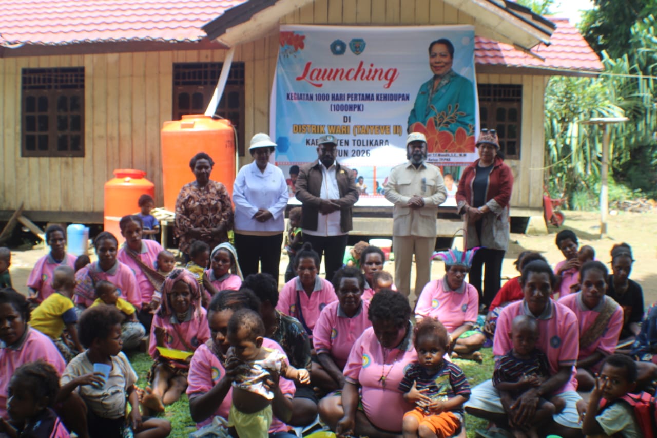 Bupati Tolikara Willem Wandik didampingi Wakil Bupati Yotam Wonda dan Ketua TP-PKK Ny. Elisabeth F. Wandik sedang memberikan asupan makanan bergisi kepada ibu hamil, bayi, dan anak-anak TK-PAUD, SD.