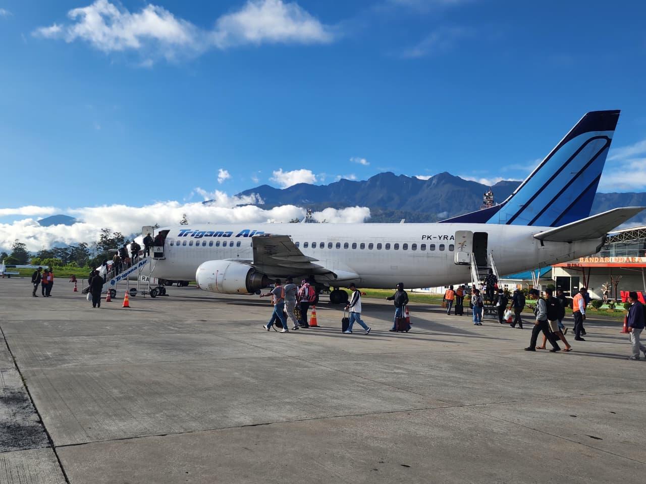 Penumpang Trigana Air Sevice di bandara Wamena menuju naik ke pesawat untuk berangkat tujuan Bandara Sentani Jayapura, Kamis (19/3/2026) 