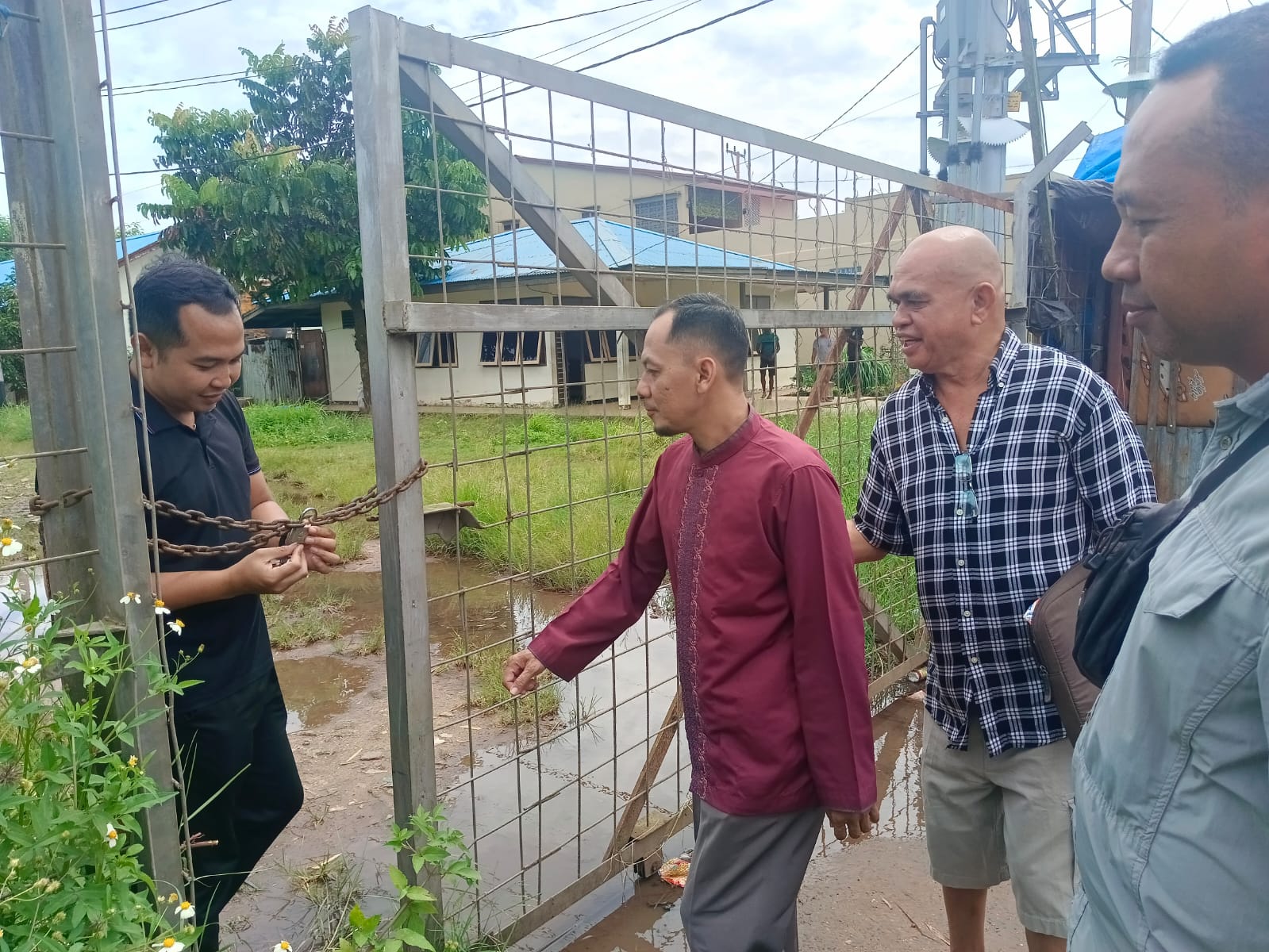 Disaksikan Kasat Intel Polres Merauke AKP I Made Artha Ariana, pemilik tanah di perumahan Bandara Mopah Merauke di Jalan Pemuda membuka palang untuk penghuni yang merayakan Idul Fitri 1447 Hijriah