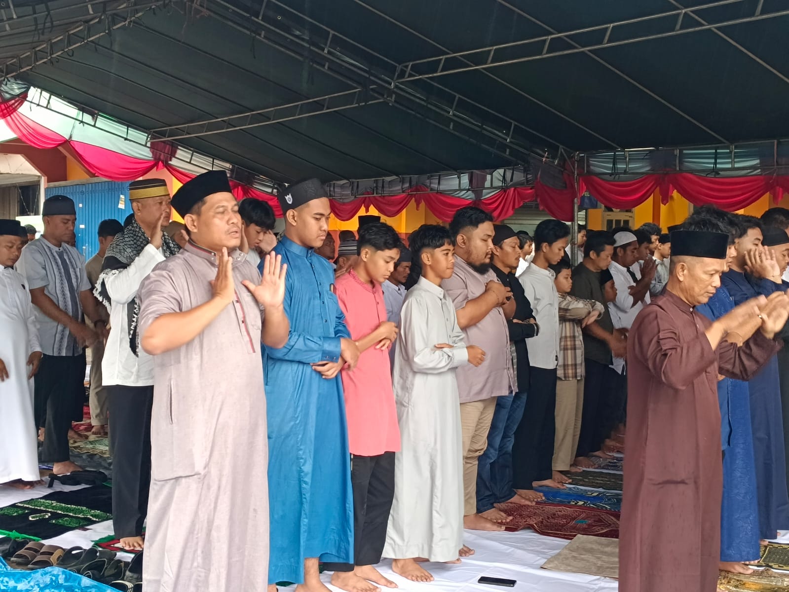 Warga Muhammadiyah Merauke saat melaksanakan salat Idul Fitri di Masjid Al-Hikmah Bampel Merauke, Jumat (20/3/2026)  