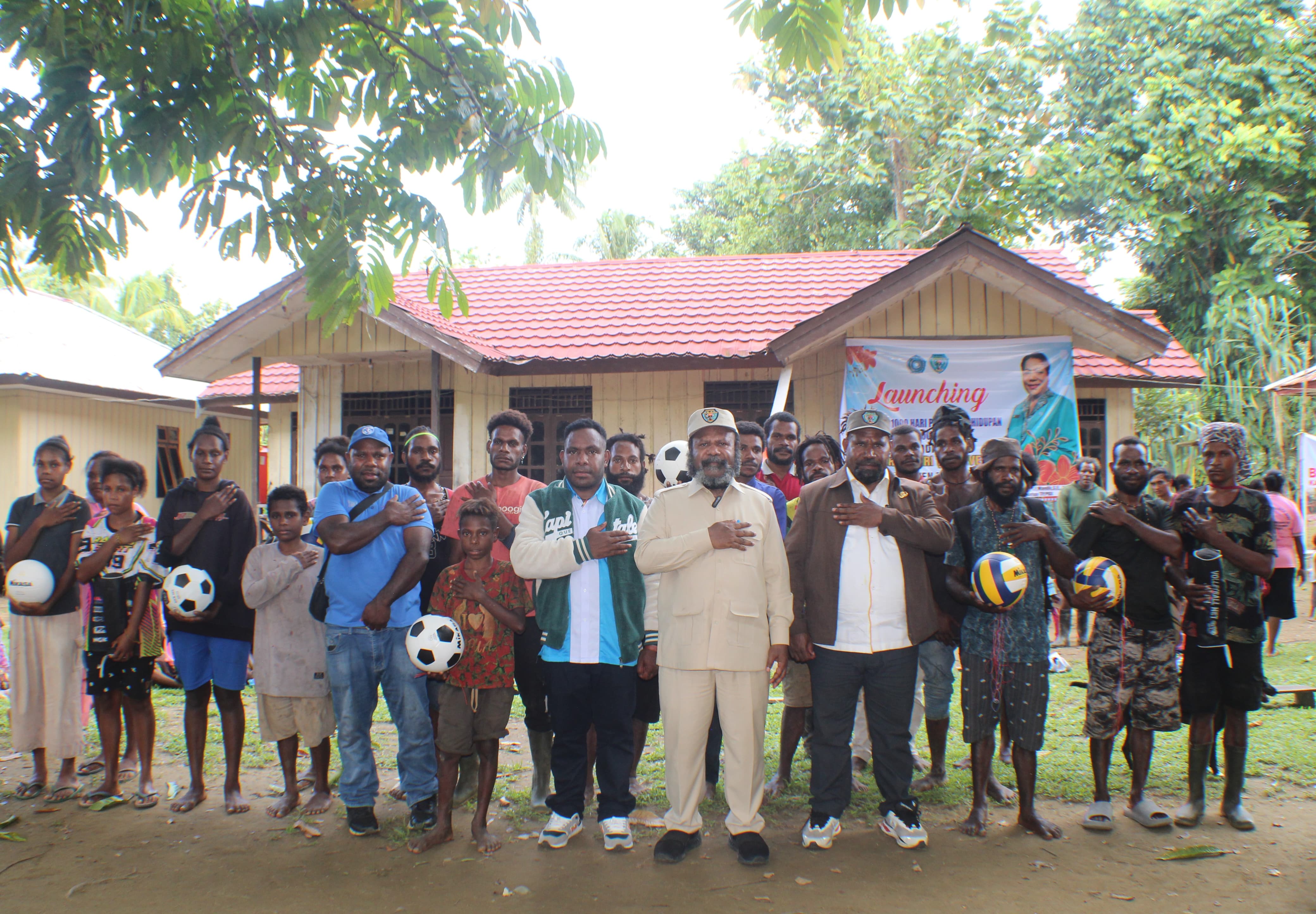 Bupati Tolikara, Willem Wandik, S.Sos., yang juga Ketua Umum KONI Kabupaten Tolikara foto bersama usai menyerahkan bantuan peralatan olahraga di Distrik Wari, Kamis, 19 Maret 2026.