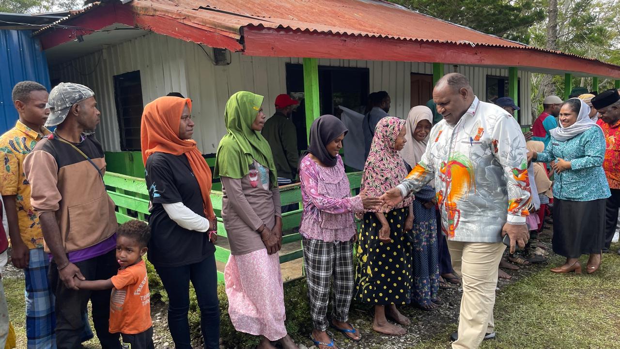 Bupati Jayawijaya Atenius Murib, didampingi ketua TP PKK saat berkunjung ke Masjid Al- Muhtadin Kampung Yagara. Kamis (19/3/2026).
