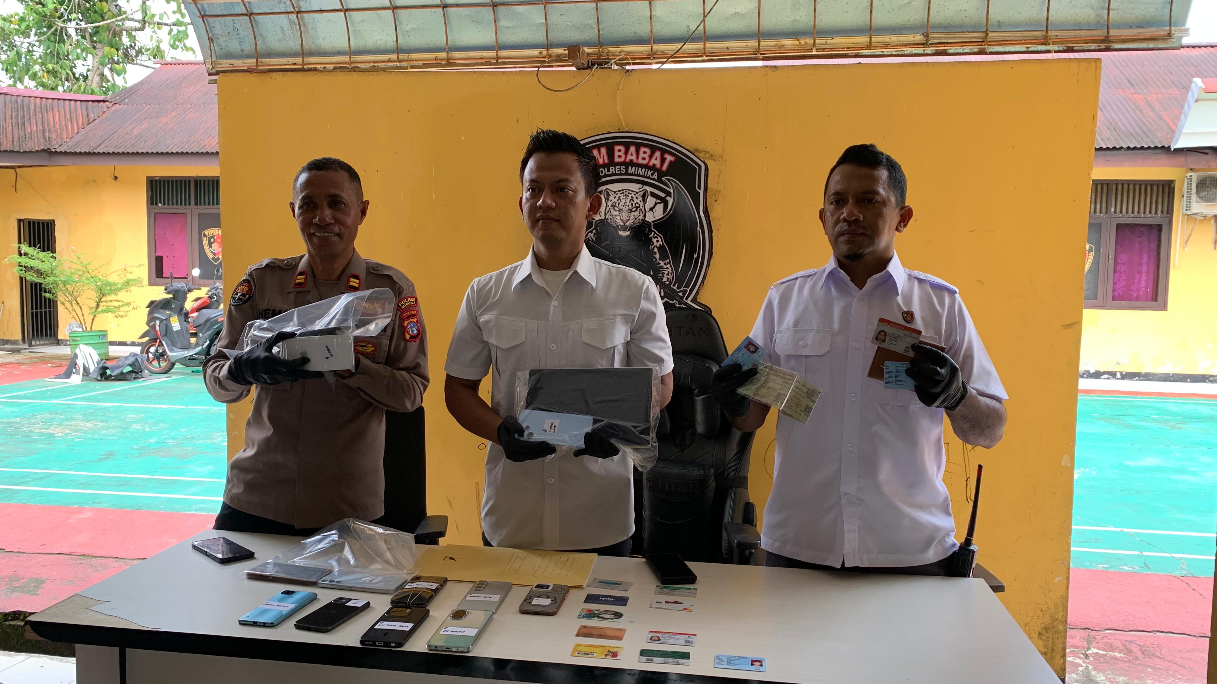 Kasi Humas Polres Mimika Iptu Hempy Ona (kiri), Kasat Reskrim Polres Mimika AKP Ibnu Rudihartono (tengah) dan seorang Penyidik Sat Reskrim Plolres Mimika (kanan) dalam konferensi pers.